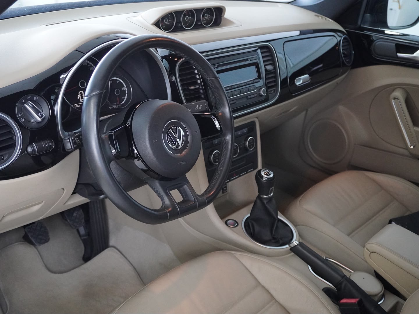 VW Beetle Cabrio 2.0 TDI Design-image-4