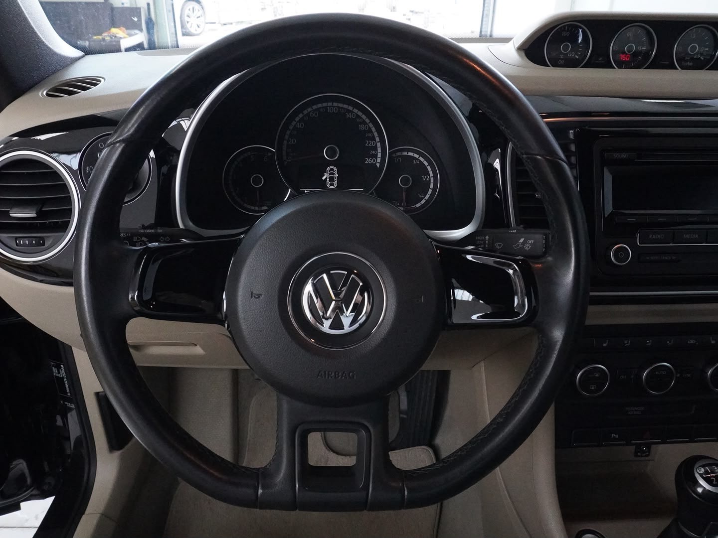 VW Beetle Cabrio 2.0 TDI Design-image-9