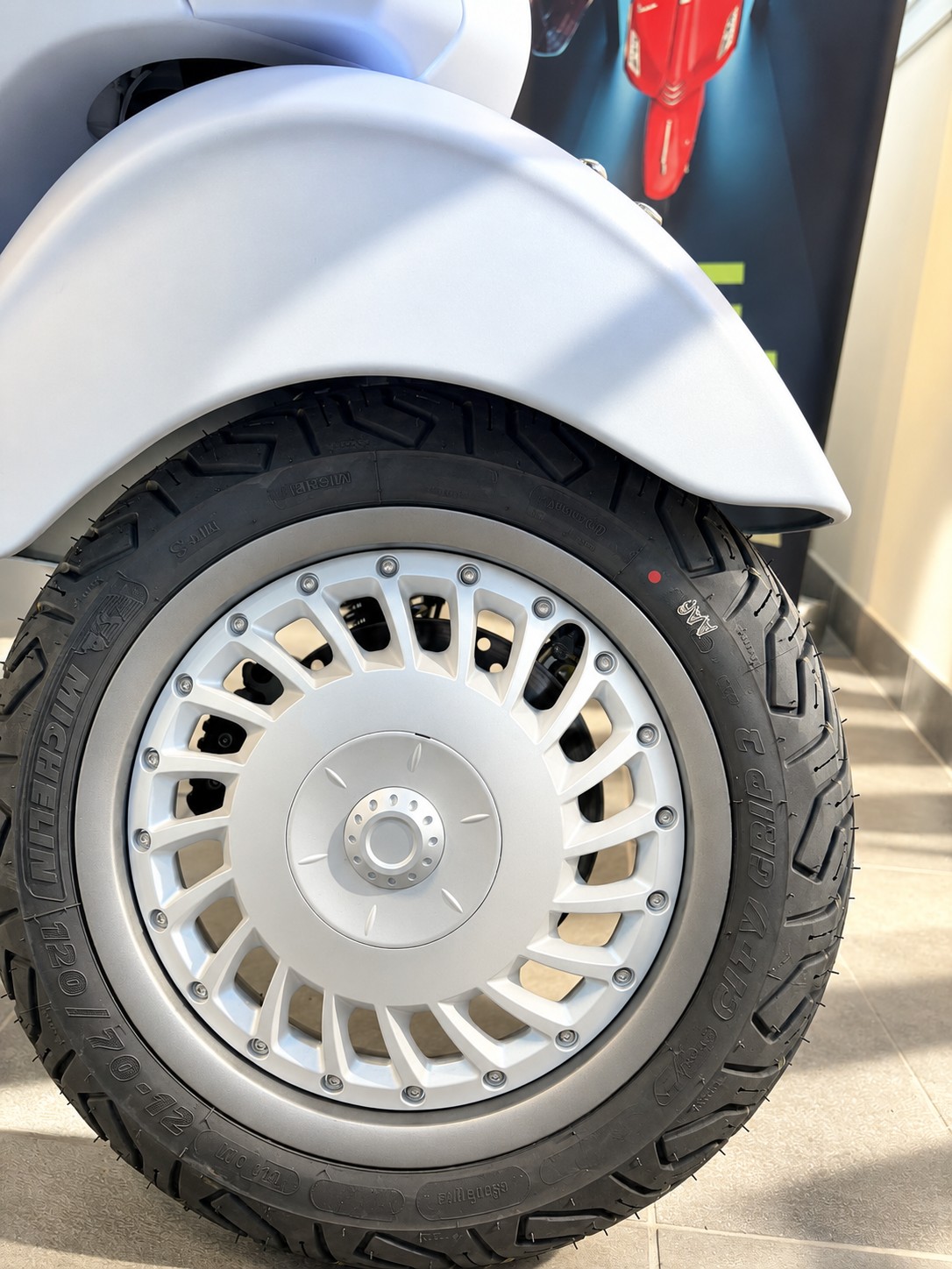 PIAGGIO Vespa 946 125 Snake-showroom-element-2
