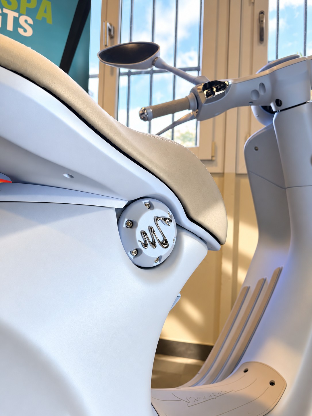 PIAGGIO Vespa 946 125 Snake-showroom-element-3