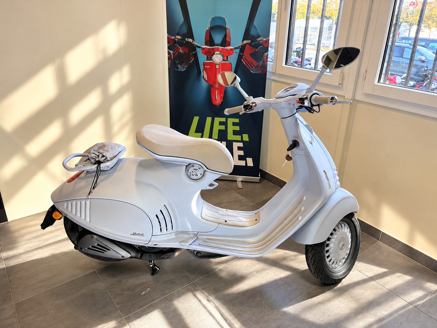 PIAGGIO Vespa 946 125 Snake-showroom-element-1