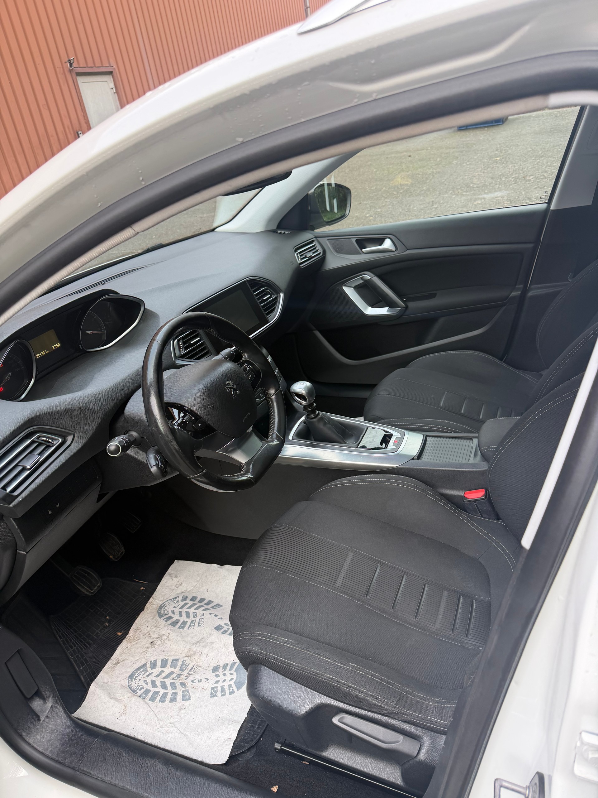 PEUGEOT 308 SW 1.2 THP Active-image-8