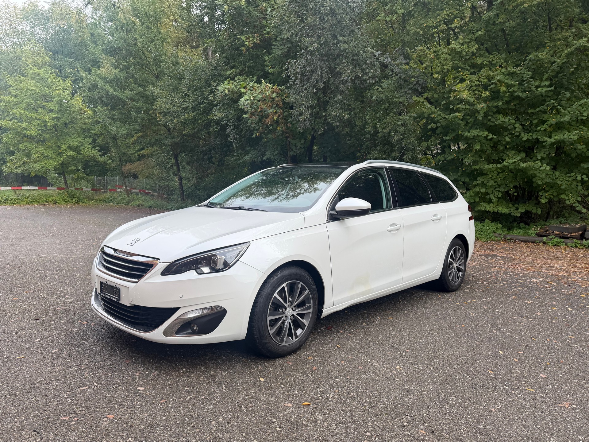 PEUGEOT 308 SW 1.2 THP Active-image-1