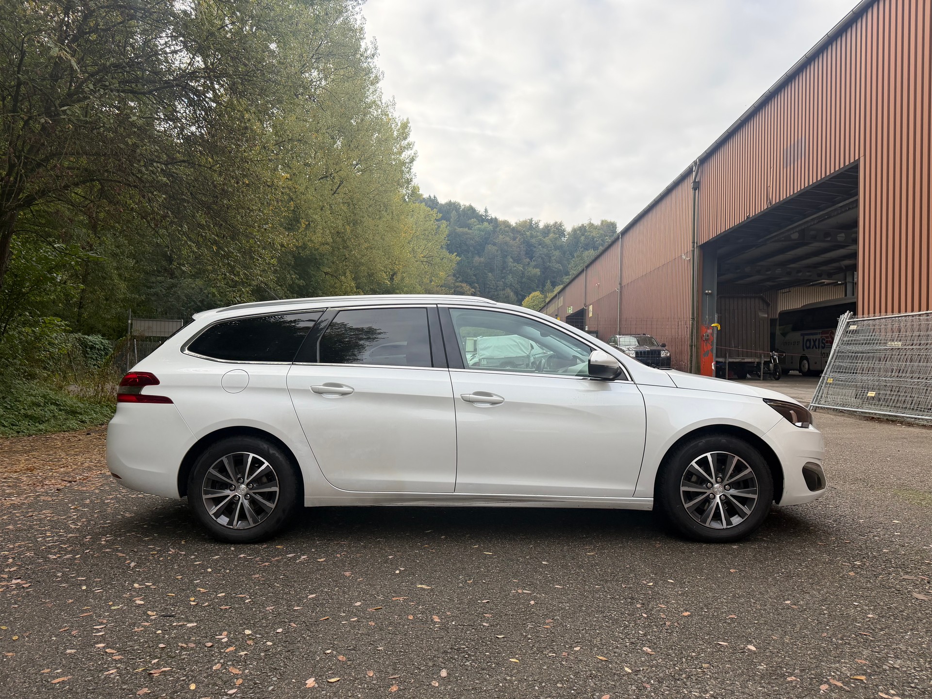 PEUGEOT 308 SW 1.2 THP Active-image-3