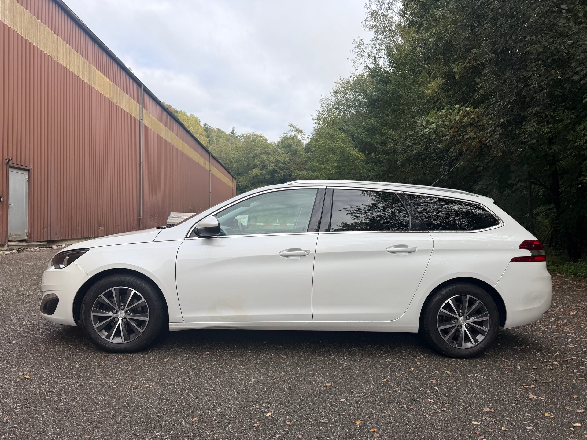 PEUGEOT 308 SW 1.2 THP Active-image-2