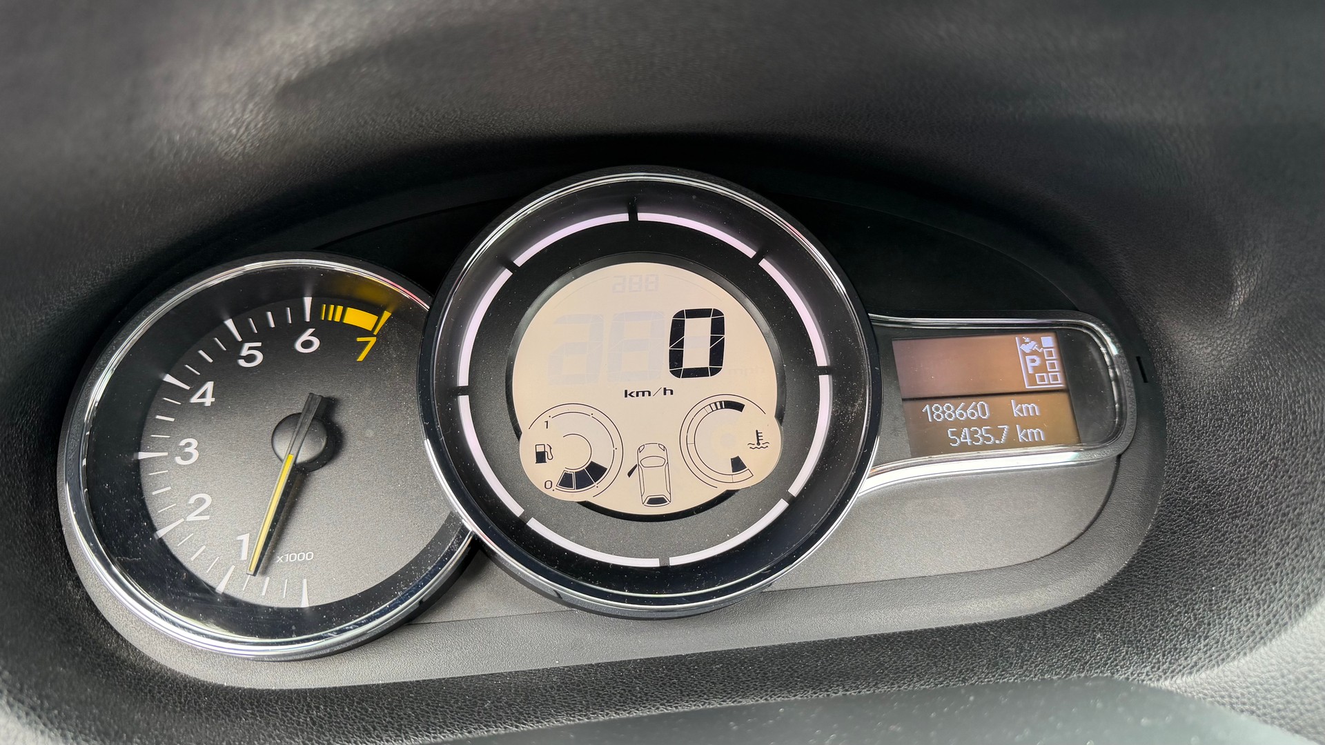 RENAULT Mégane CC 2.0 16V Dynamique CVT-image-9