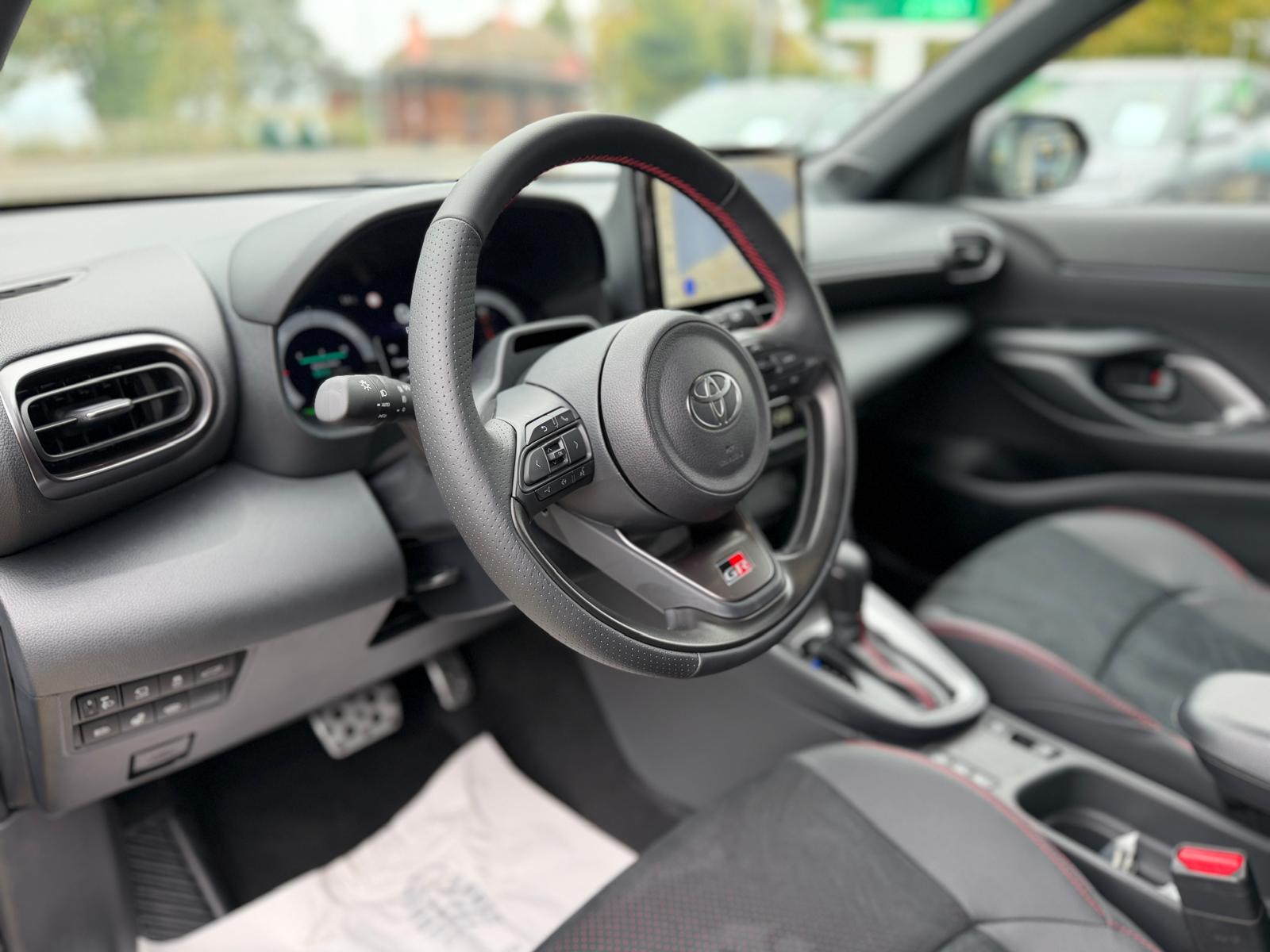 TOYOTA Yaris Cross 1.5 GR Sport e-CVT-image-8