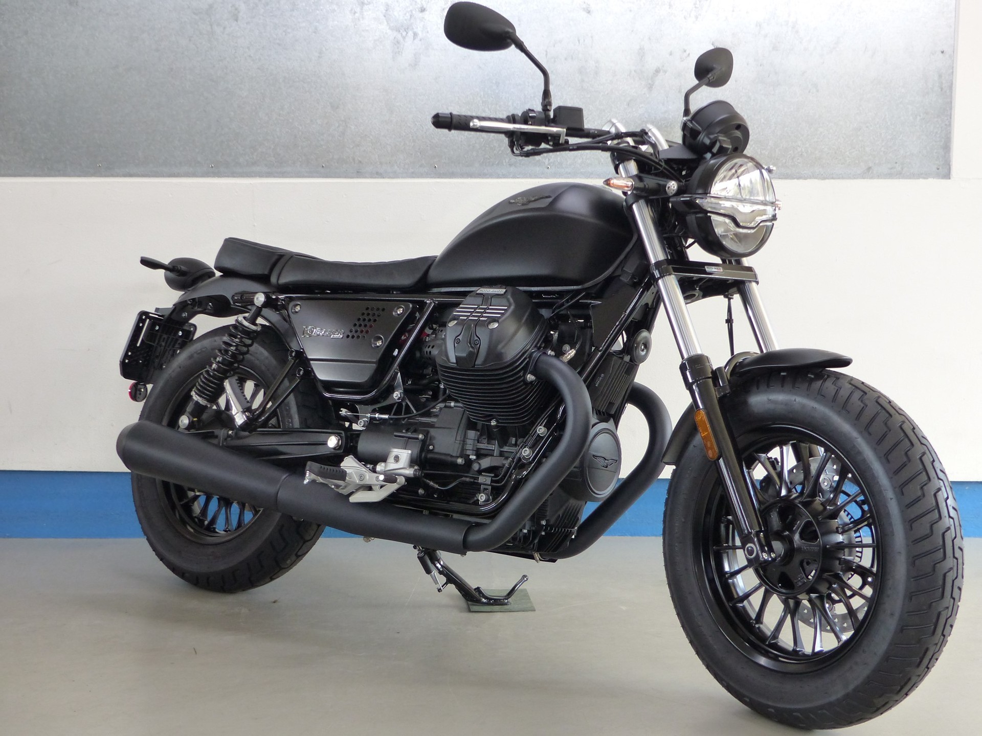 MOTO GUZZI V9 Bobber 850 ABS-showroom-element-1