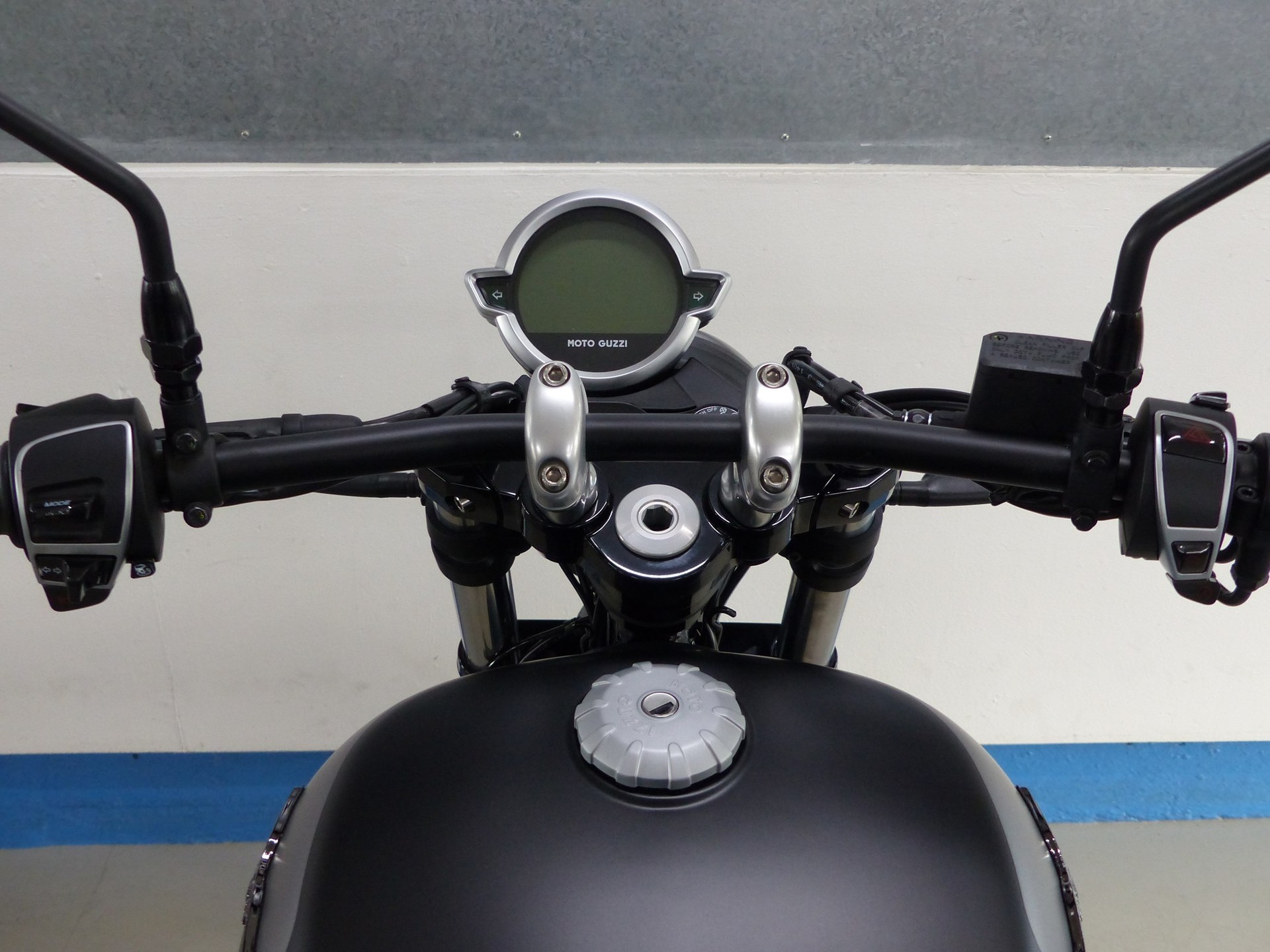 MOTO GUZZI V9 Bobber 850 ABS-image-4