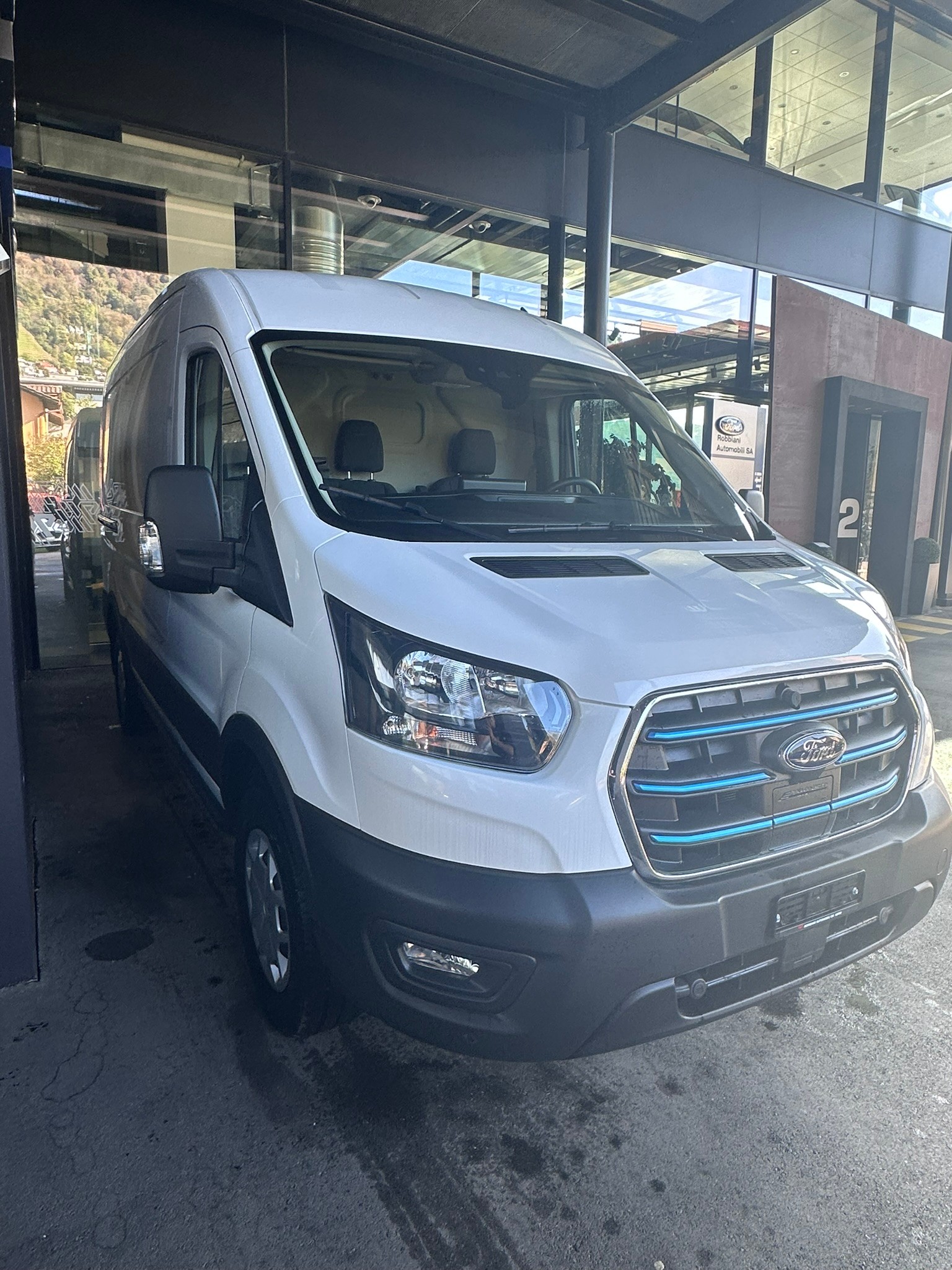 FORD E-Transit Van 350 L2 Trend RWD-image-4