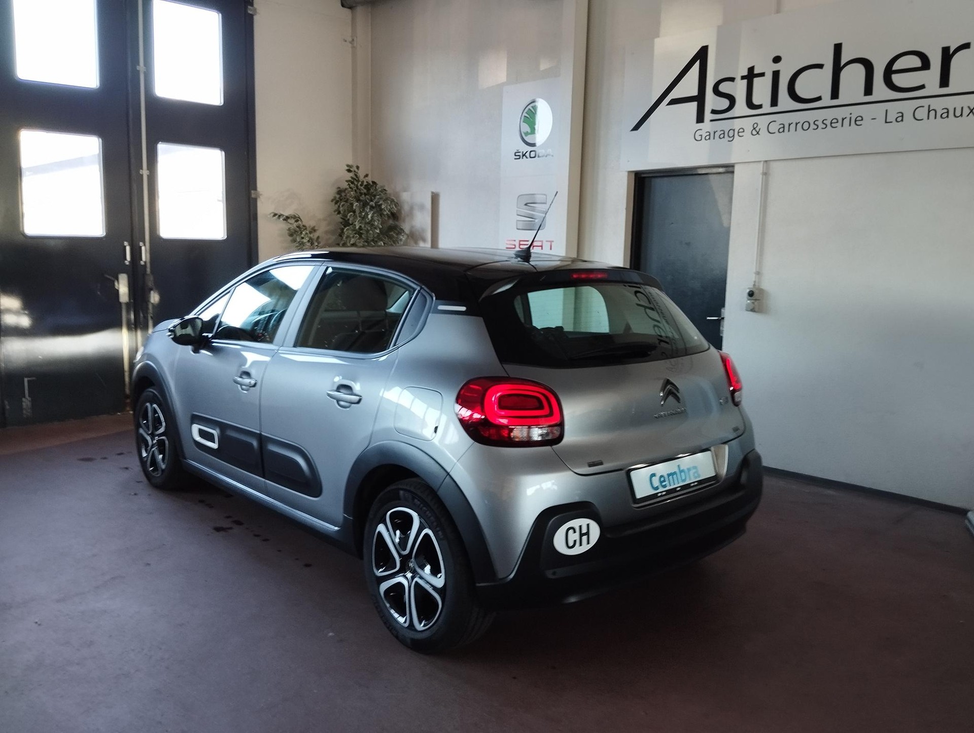 CITROEN C3 1.2i PureTech Shine EAT6-image-3