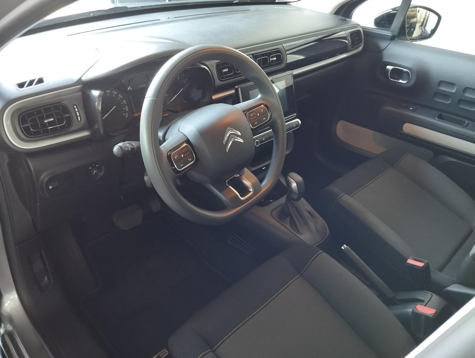 CITROEN C3 1.2i PureTech Shine EAT6-image-12