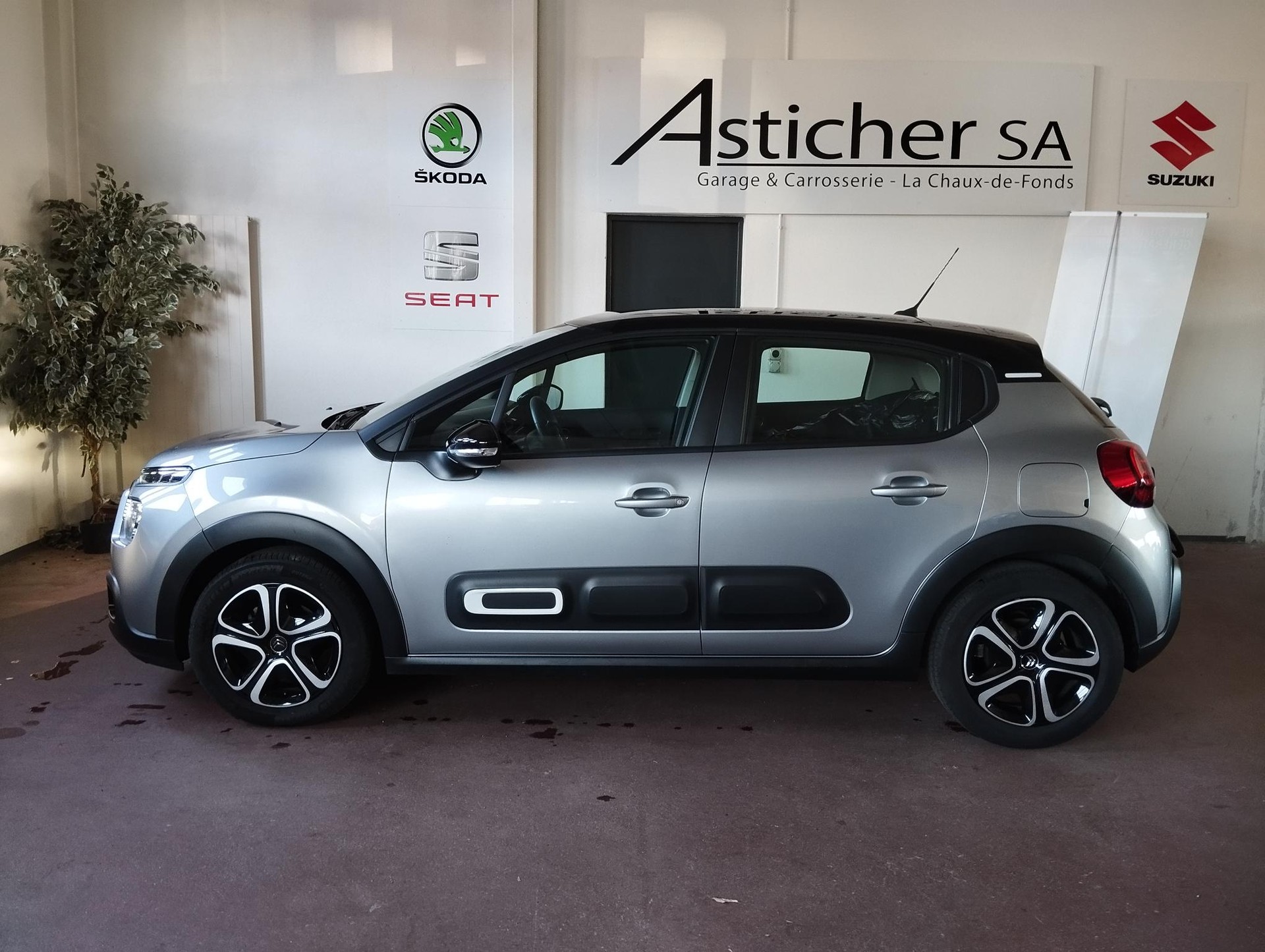 CITROEN C3 1.2i PureTech Shine EAT6-image-2