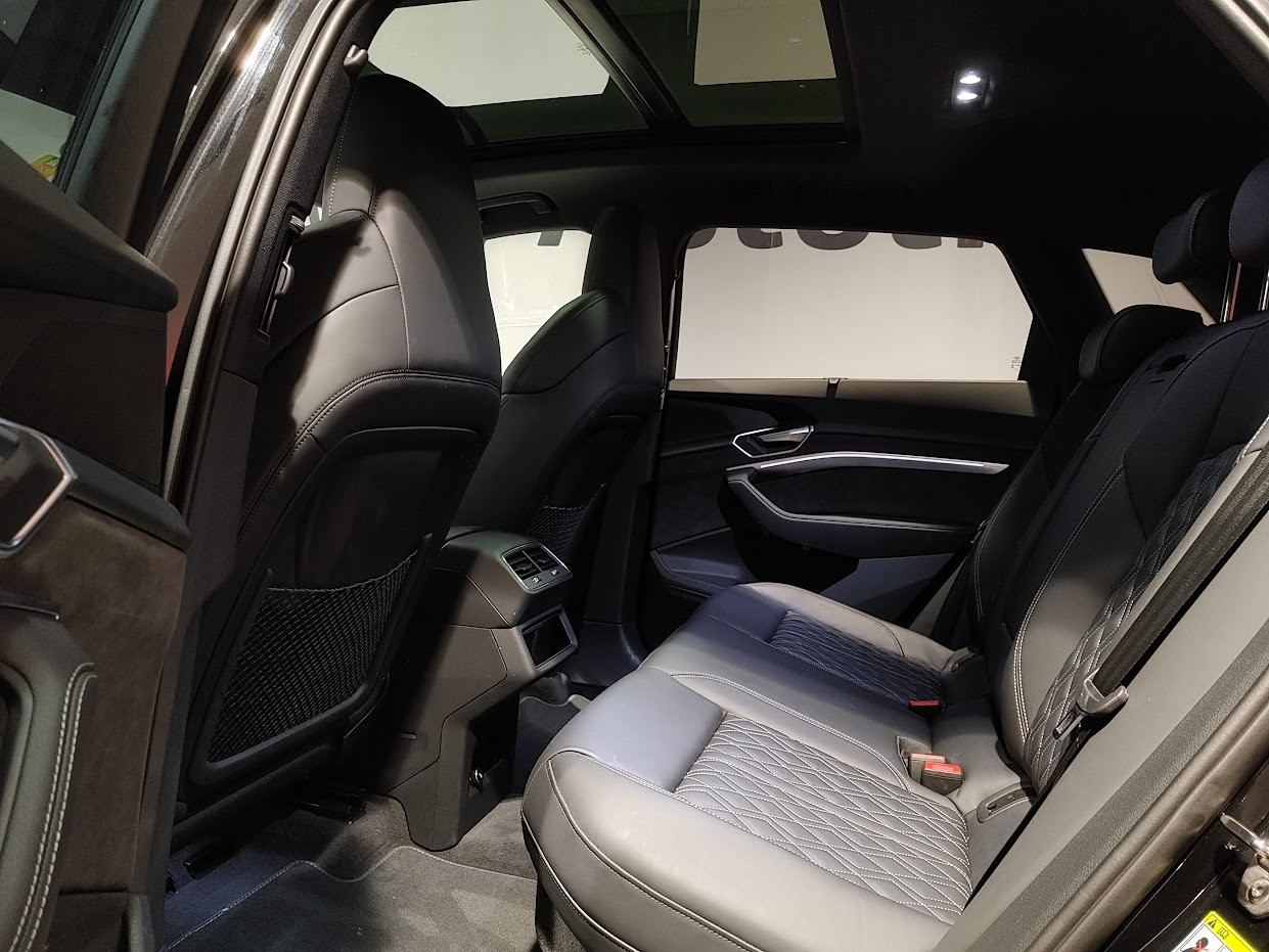 AUDI e-tron 55 S Line quattro-image-9