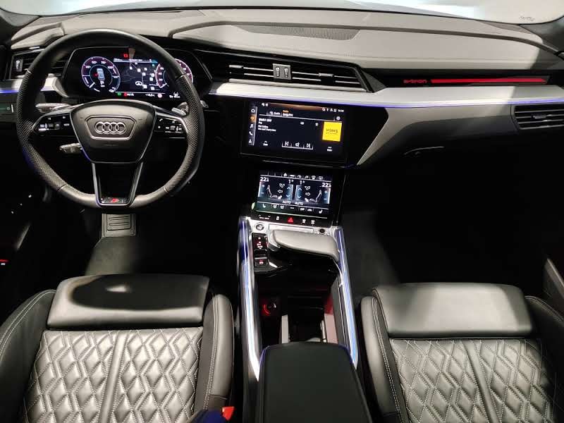 AUDI e-tron 55 S Line quattro-image-10