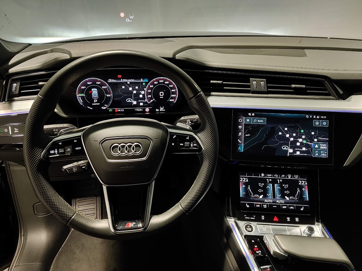 AUDI e-tron 55 S Line quattro-image-4