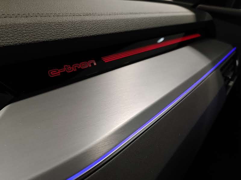 AUDI e-tron 55 S Line quattro-image-8