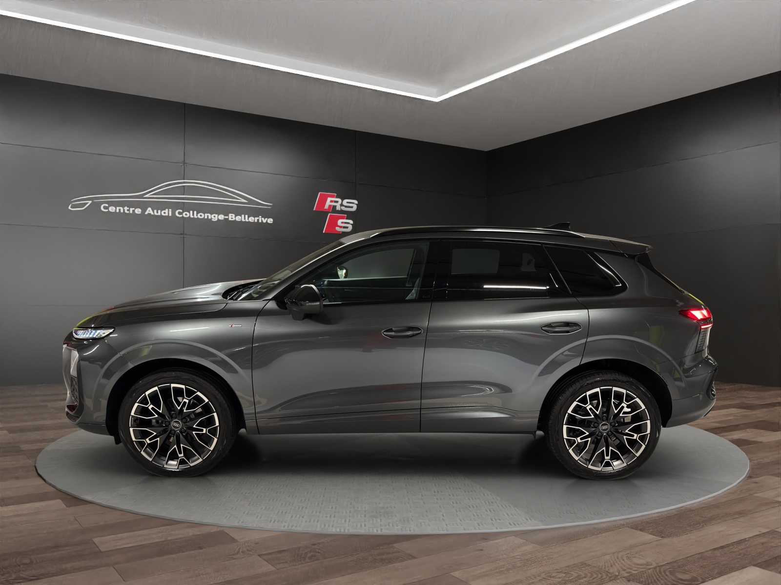 AUDI Q3 SUV 110 kW TFSI S tronic-image-2