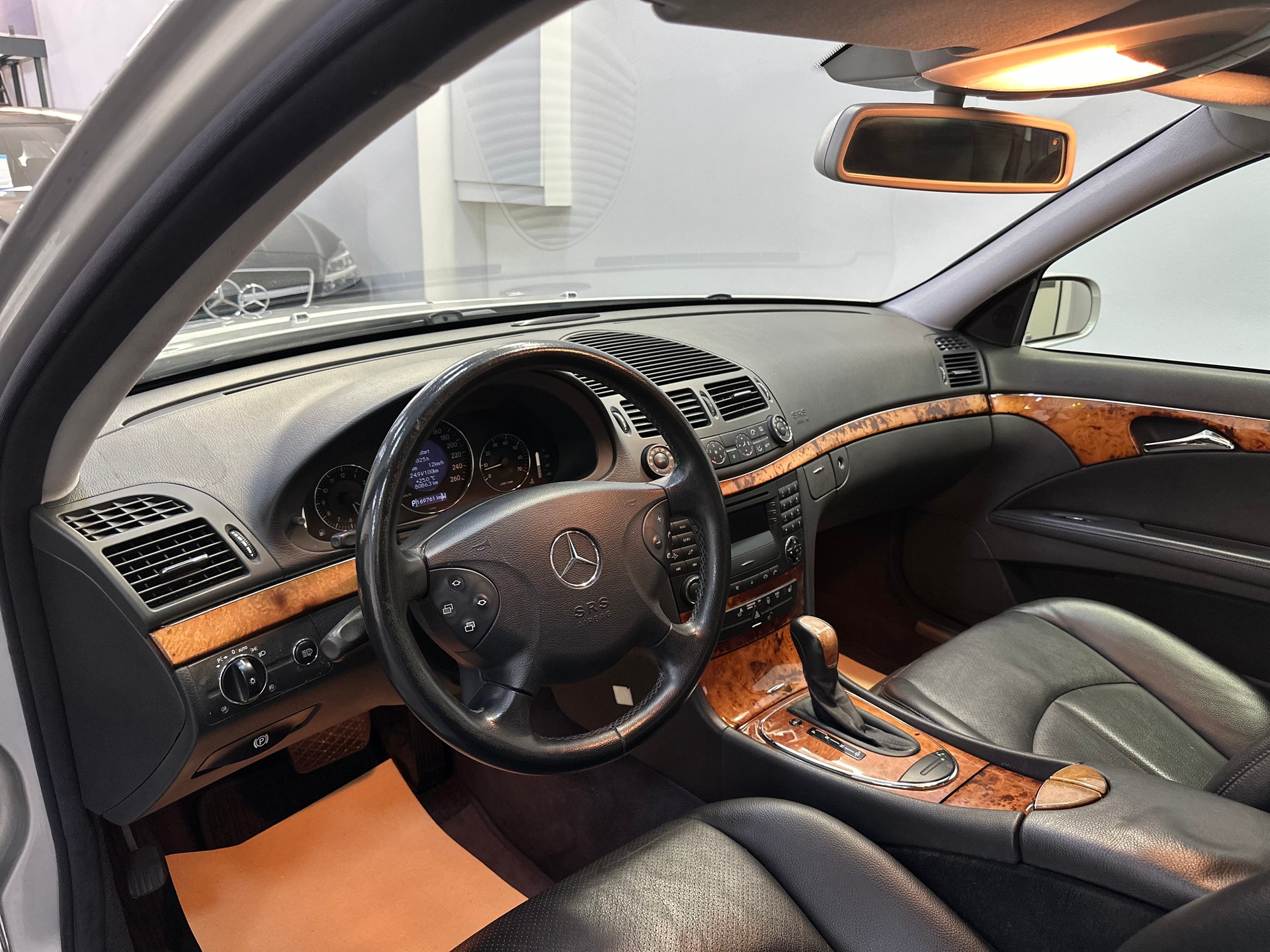 MERCEDES-BENZ E 240 Classic-image-9