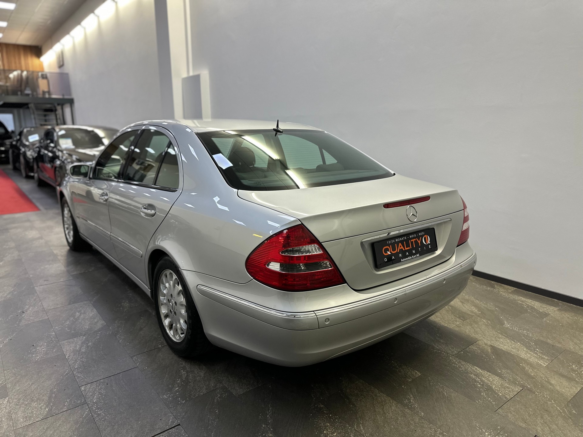 MERCEDES-BENZ E 240 Classic-showroom-element-3