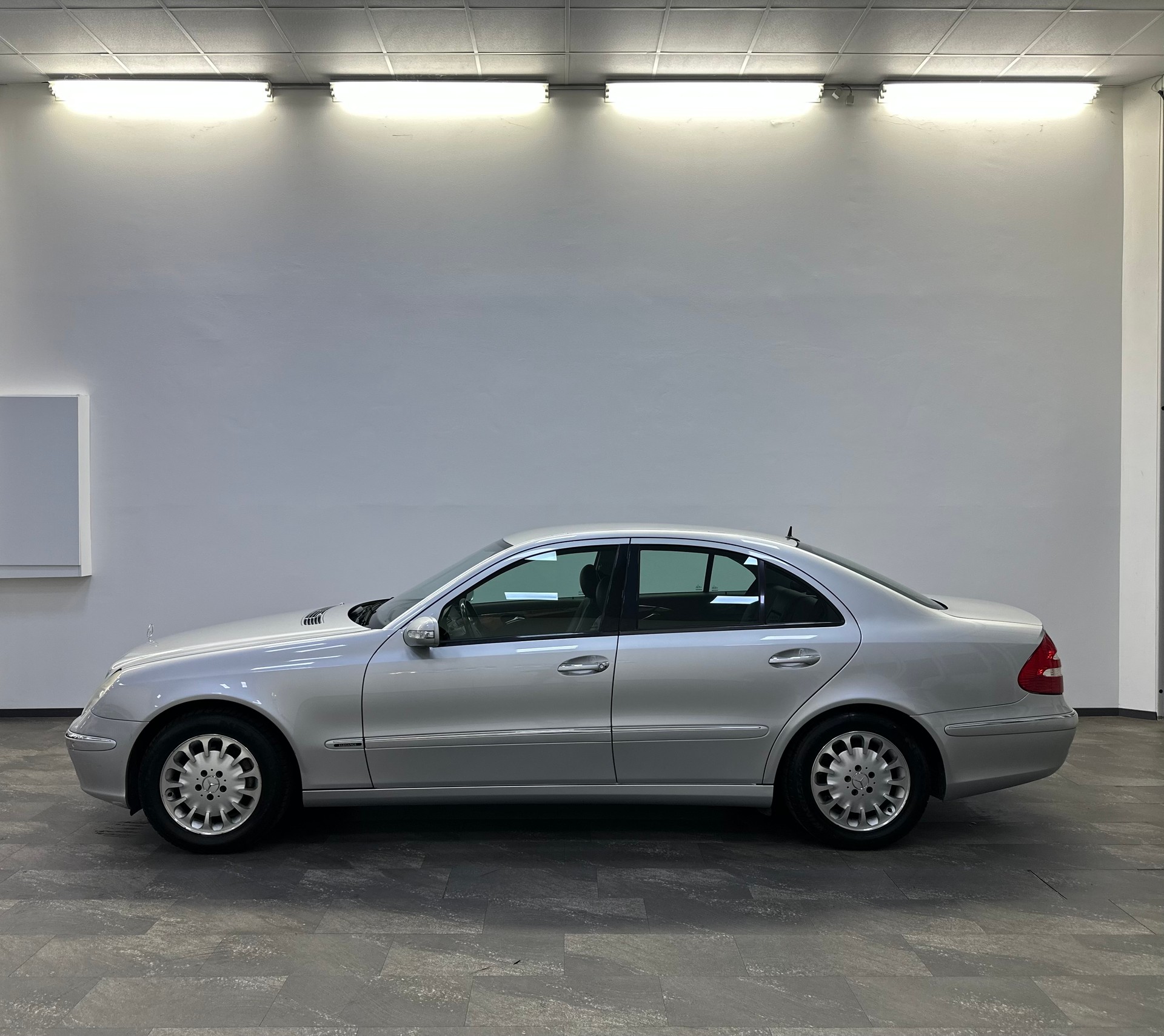 MERCEDES-BENZ E 240 Classic-showroom-element-2