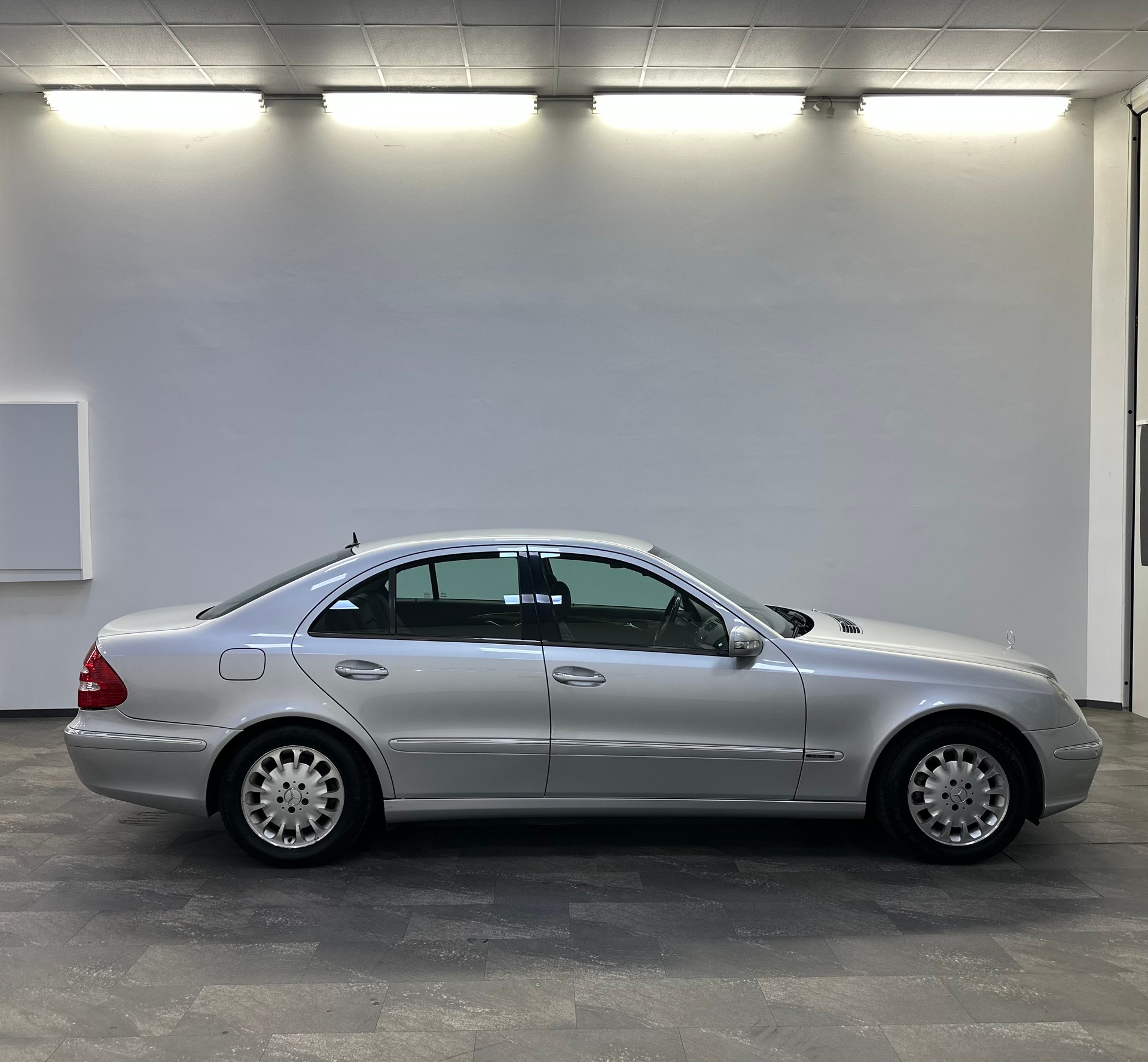 MERCEDES-BENZ E 240 Classic-image-5