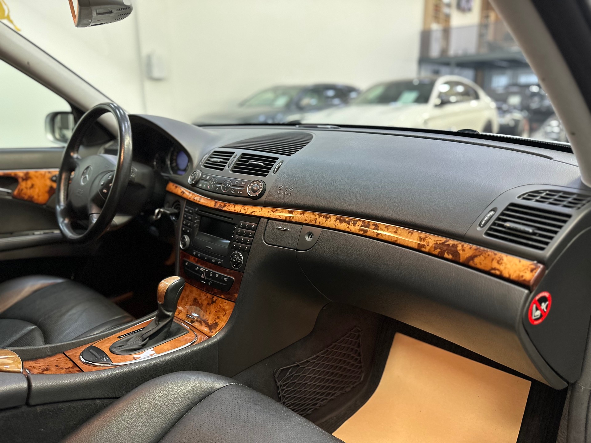 MERCEDES-BENZ E 240 Classic-image-12