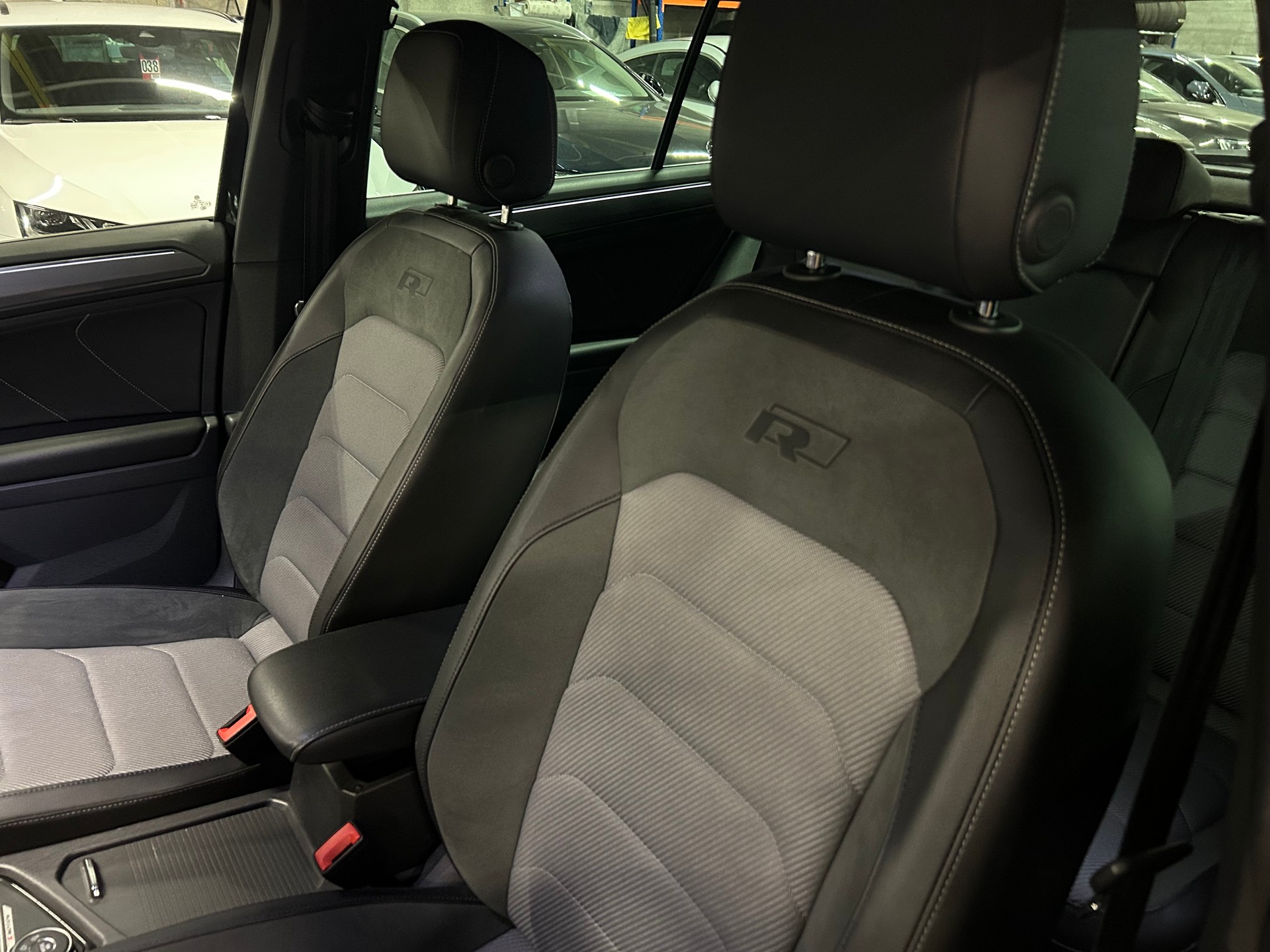 VW Tiguan 2.0 TDI R-LINE 4Motion DSG-image-10