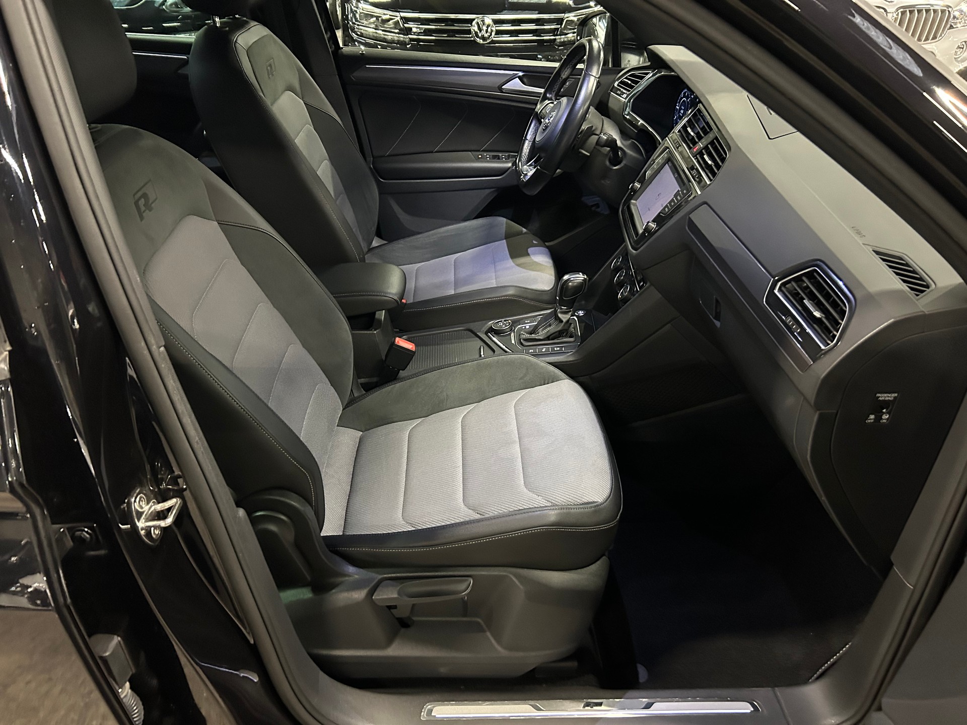 VW Tiguan 2.0 TDI R-LINE 4Motion DSG-image-15