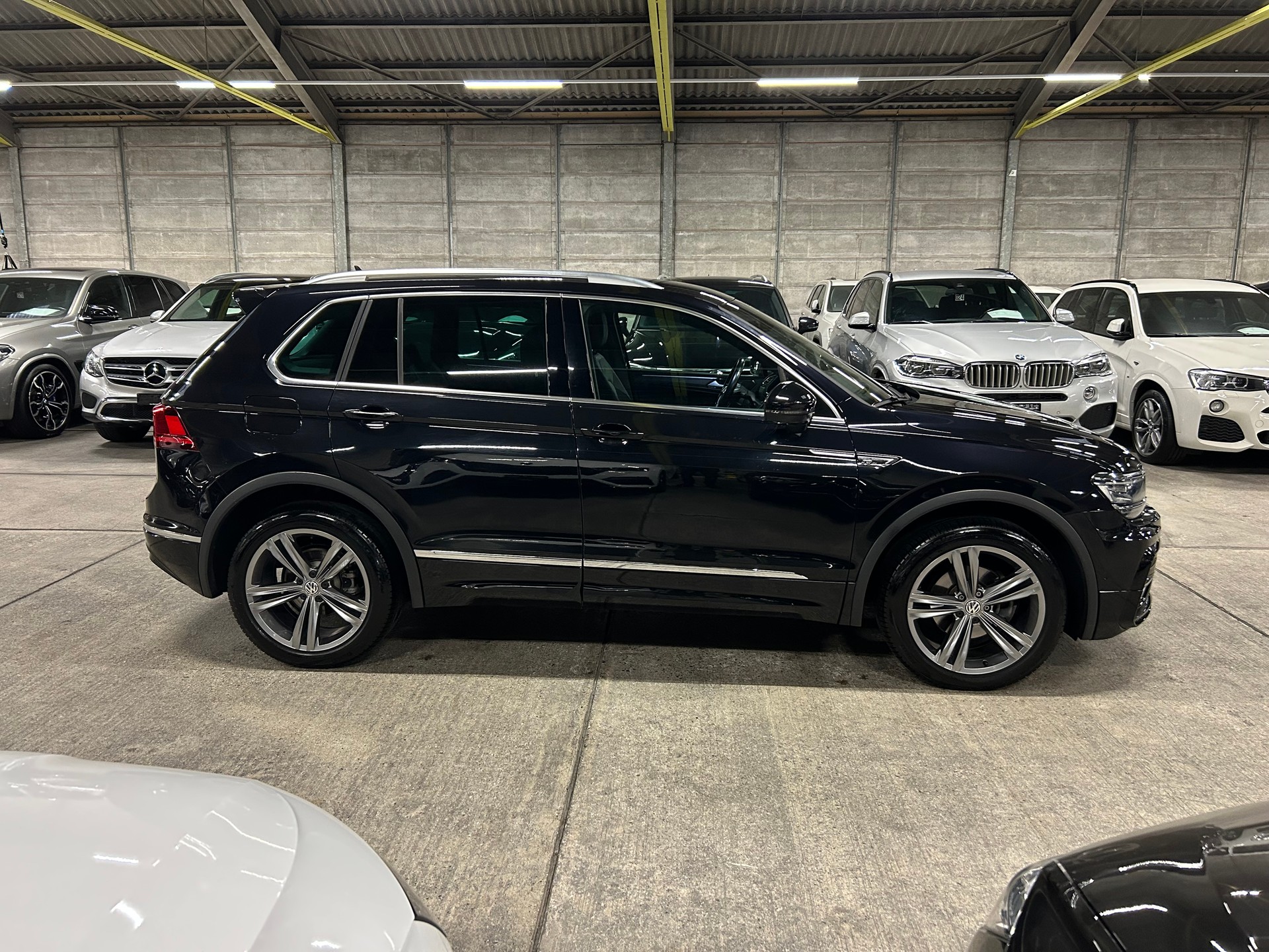 VW Tiguan 2.0 TDI R-LINE 4Motion DSG-image-2