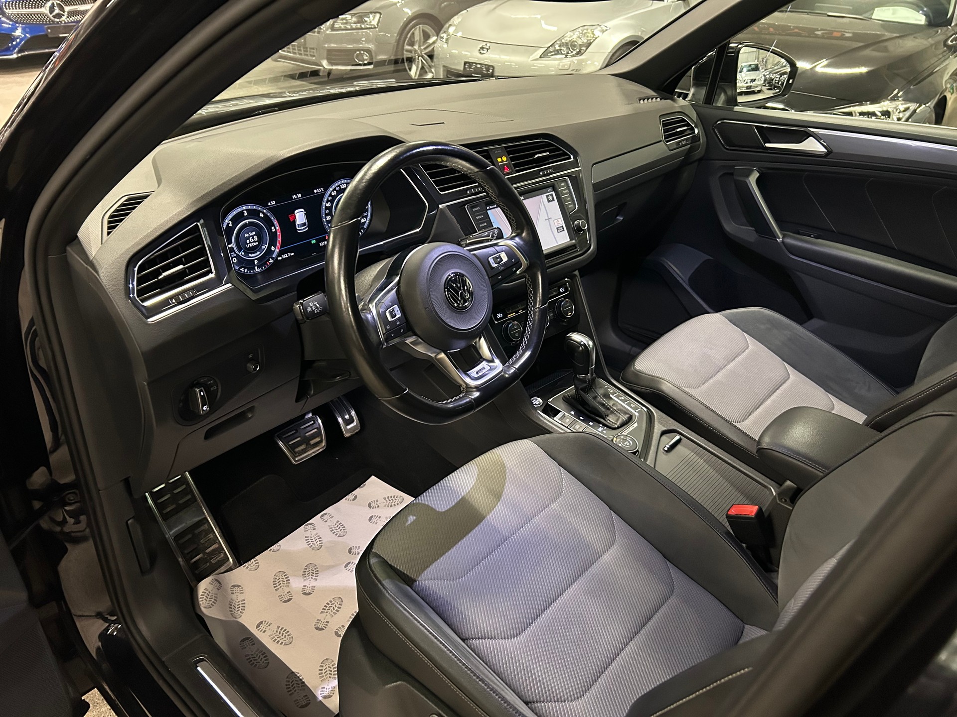 VW Tiguan 2.0 TDI R-LINE 4Motion DSG-image-11