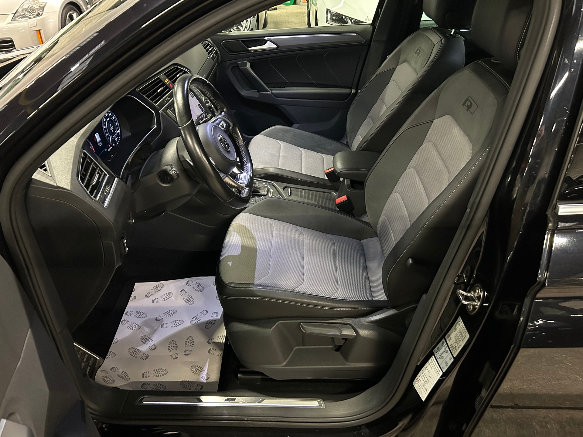 VW Tiguan 2.0 TDI R-LINE 4Motion DSG-image-9