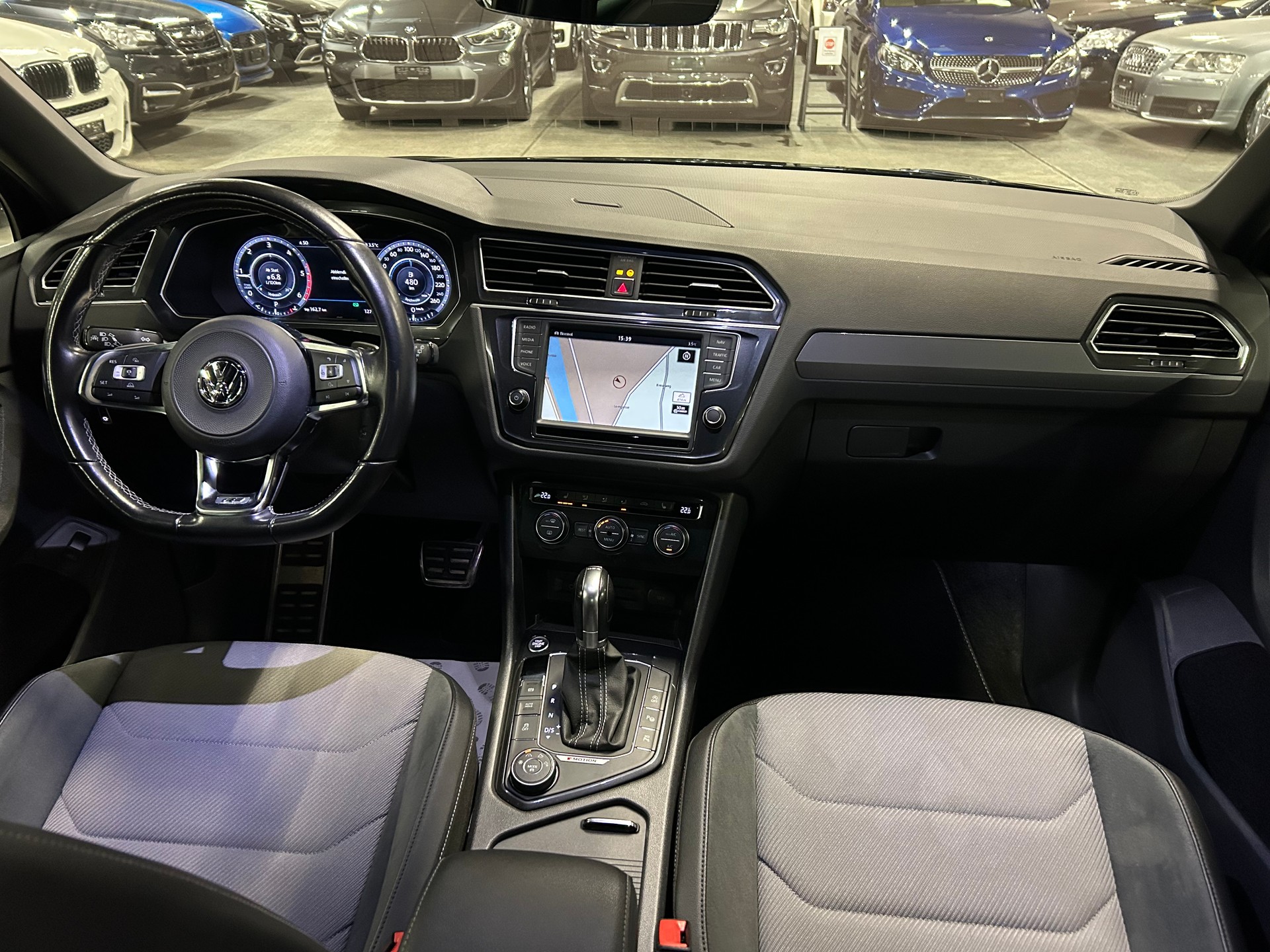VW Tiguan 2.0 TDI R-LINE 4Motion DSG-image-14