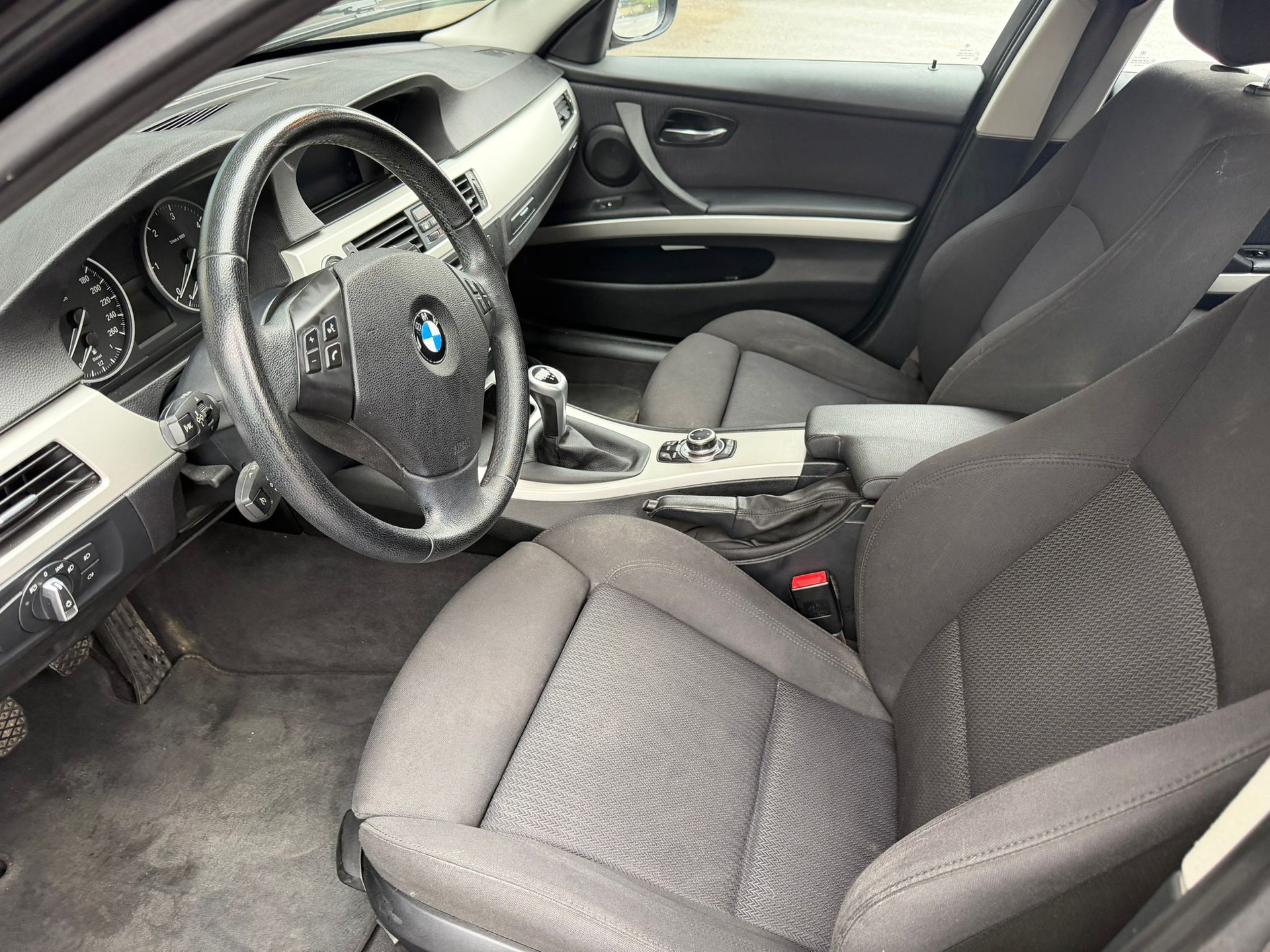 BMW 318d Touring Dynamic Edition-image-8