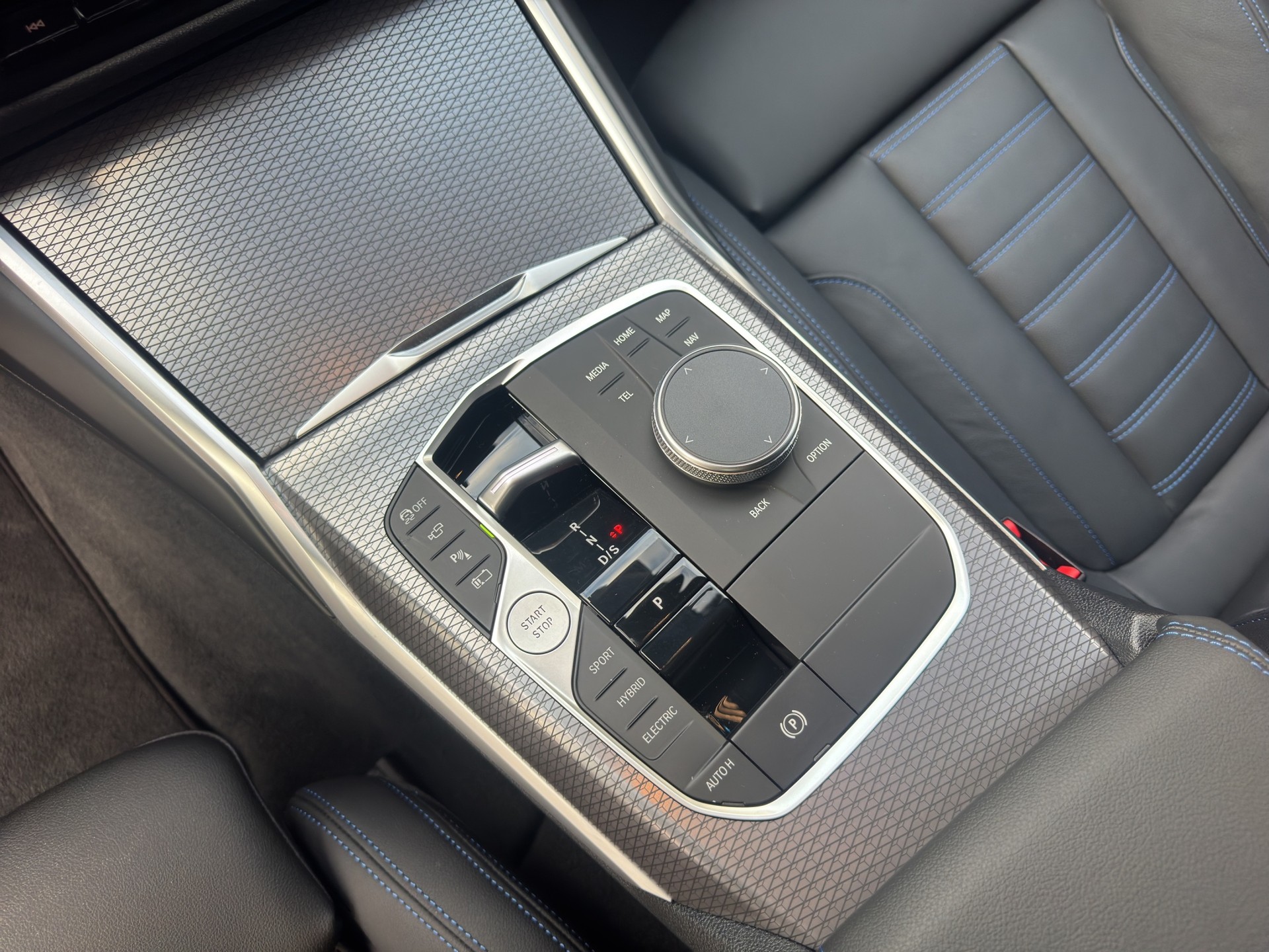 BMW 330e x DriveTouring Steptronic M Sport-image-14