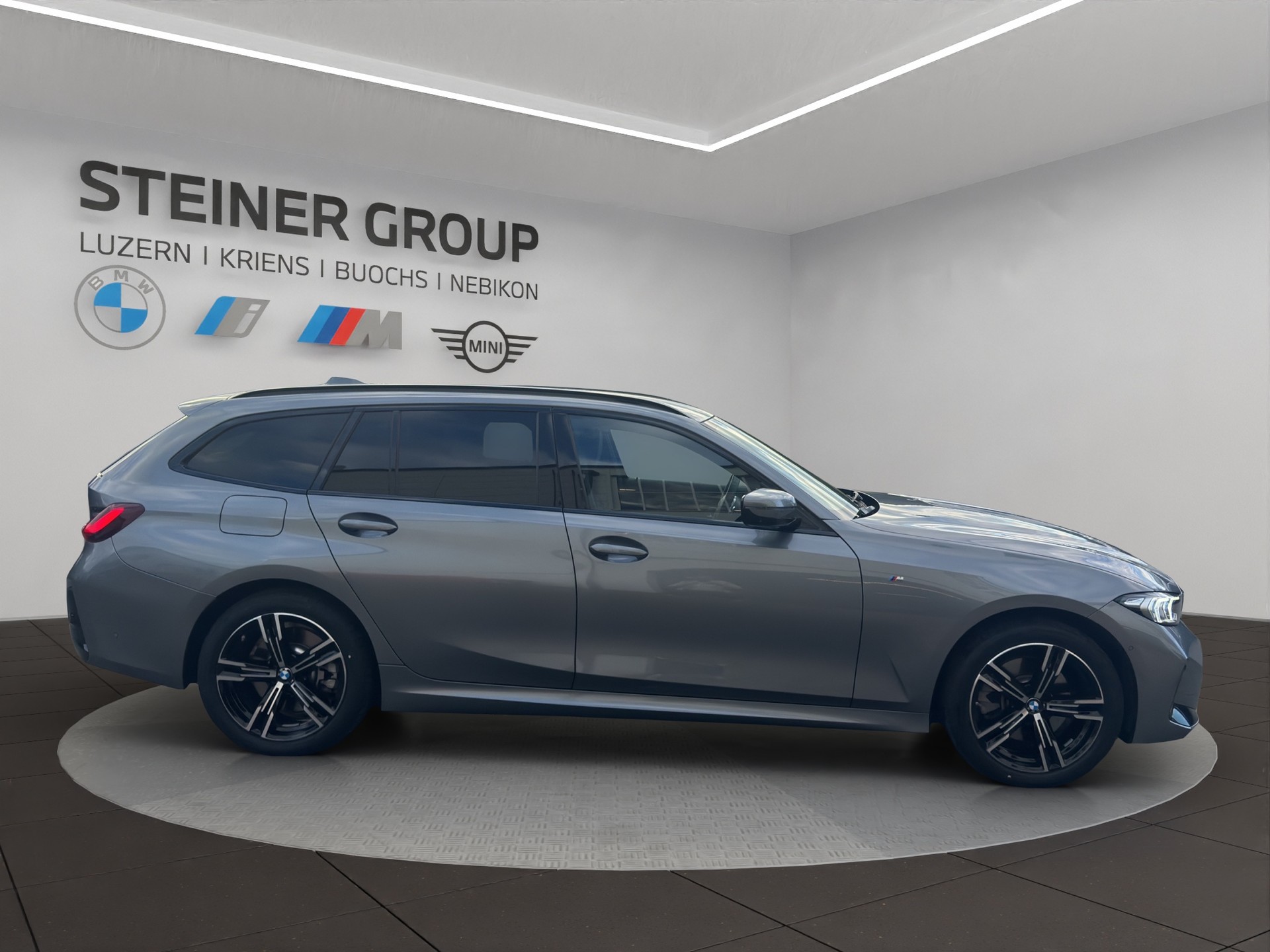 BMW 330e x DriveTouring Steptronic M Sport-image-4