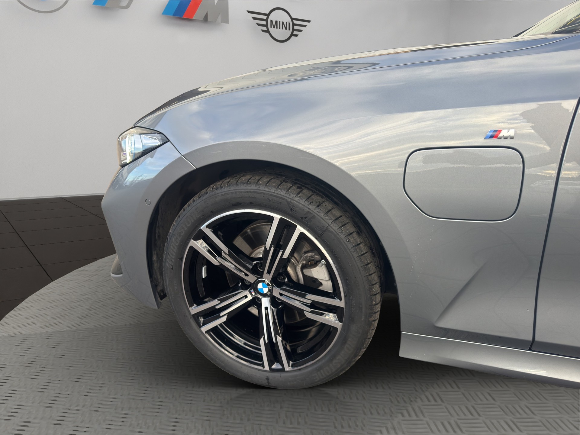 BMW 330e x DriveTouring Steptronic M Sport-image-9
