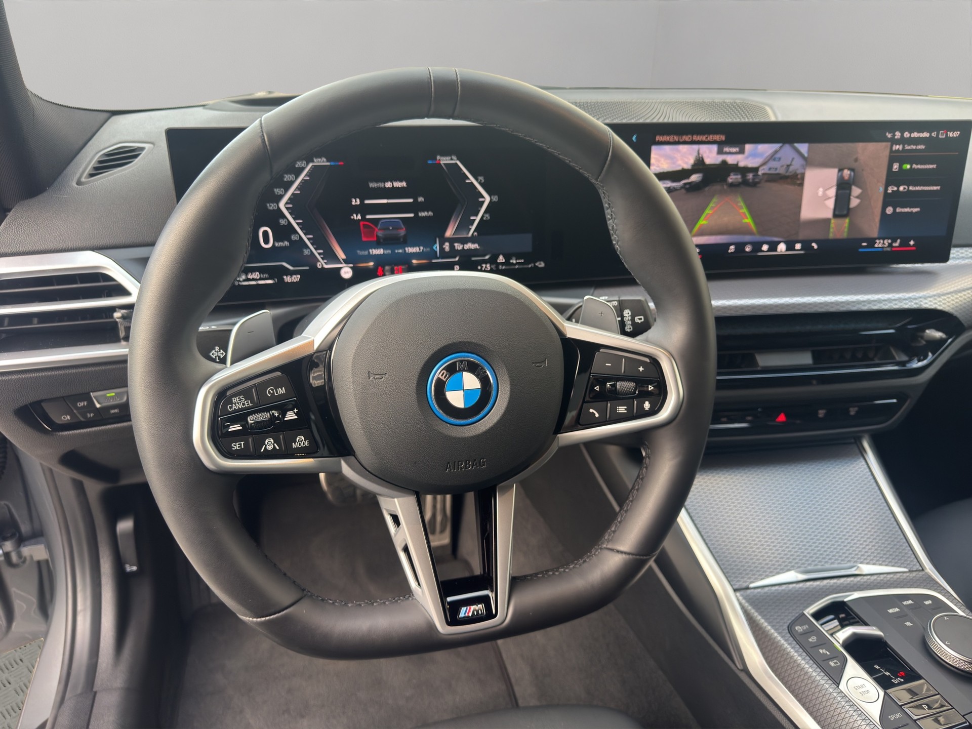 BMW 330e x DriveTouring Steptronic M Sport-image-12