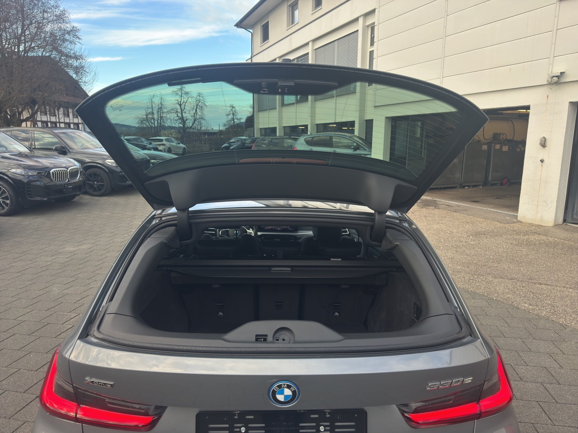BMW 330e x DriveTouring Steptronic M Sport-image-22