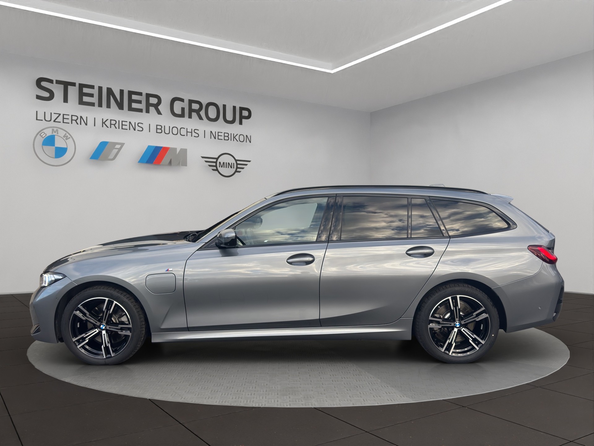 BMW 330e x DriveTouring Steptronic M Sport-image-8