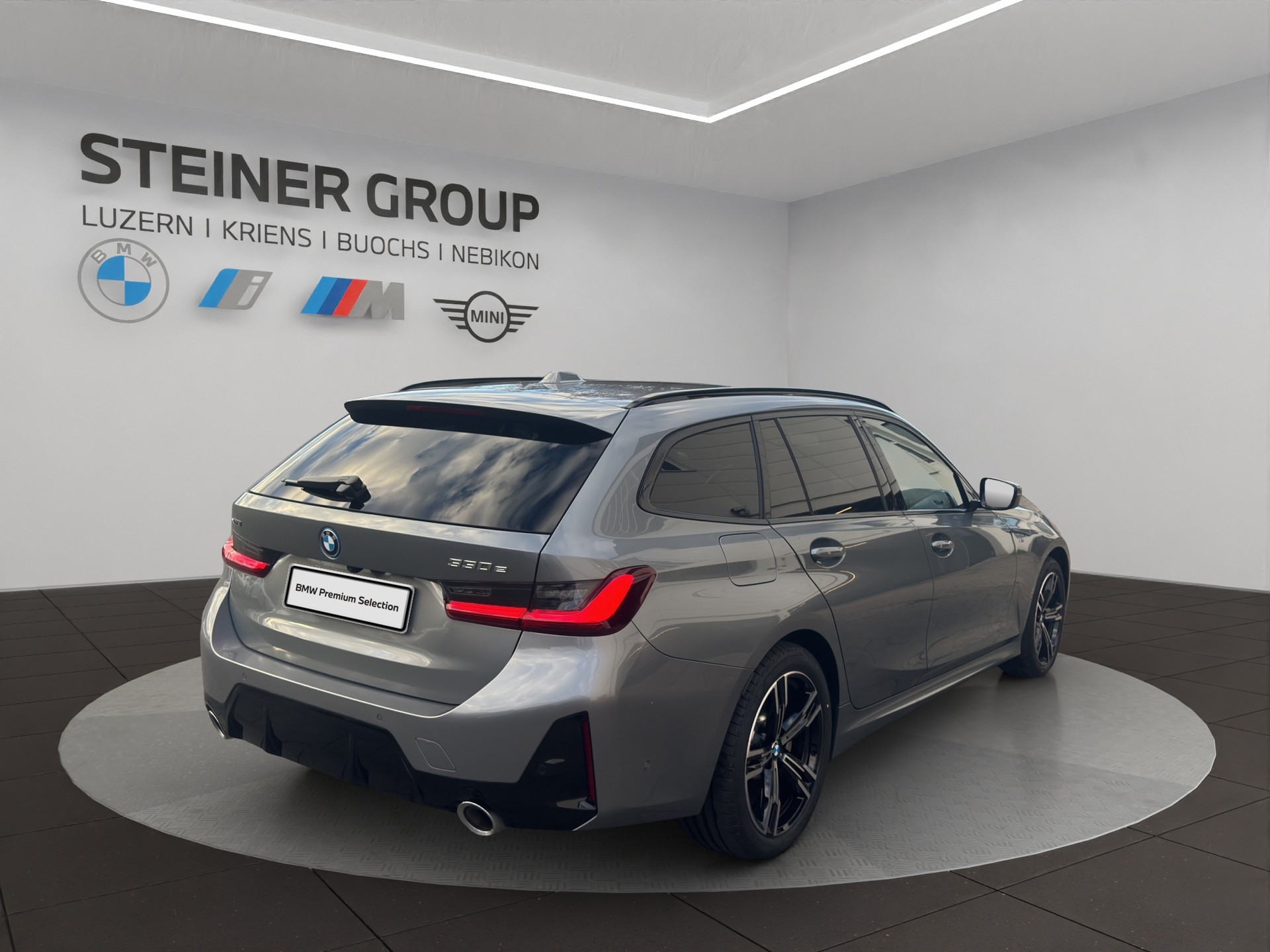 BMW 330e x DriveTouring Steptronic M Sport-image-5
