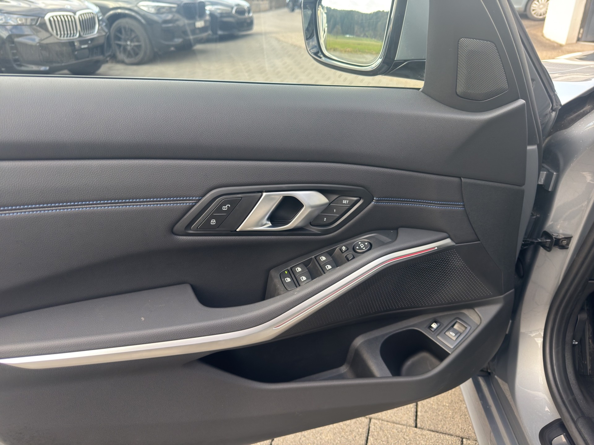 BMW 330e x DriveTouring Steptronic M Sport-image-17