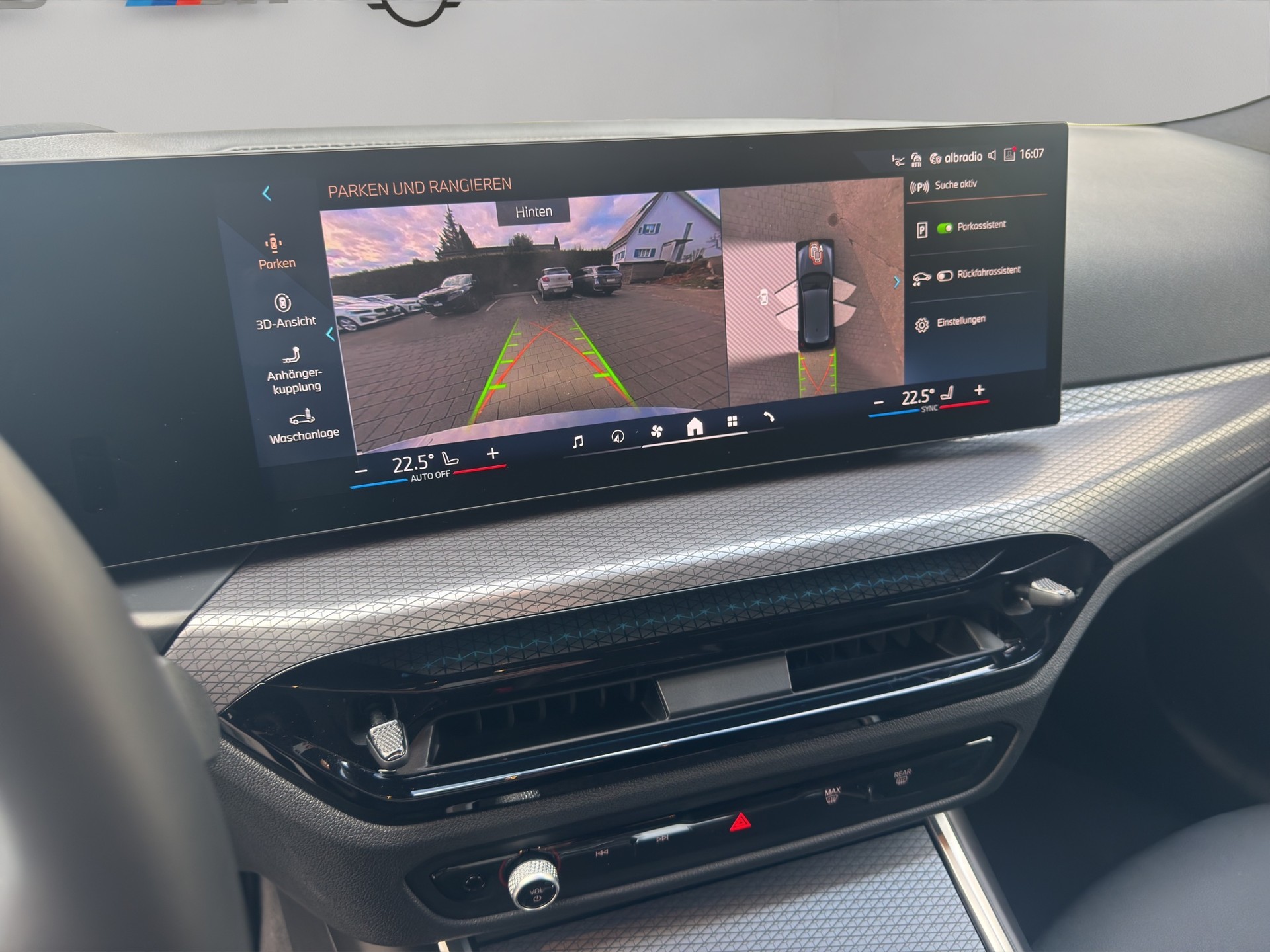 BMW 330e x DriveTouring Steptronic M Sport-image-15