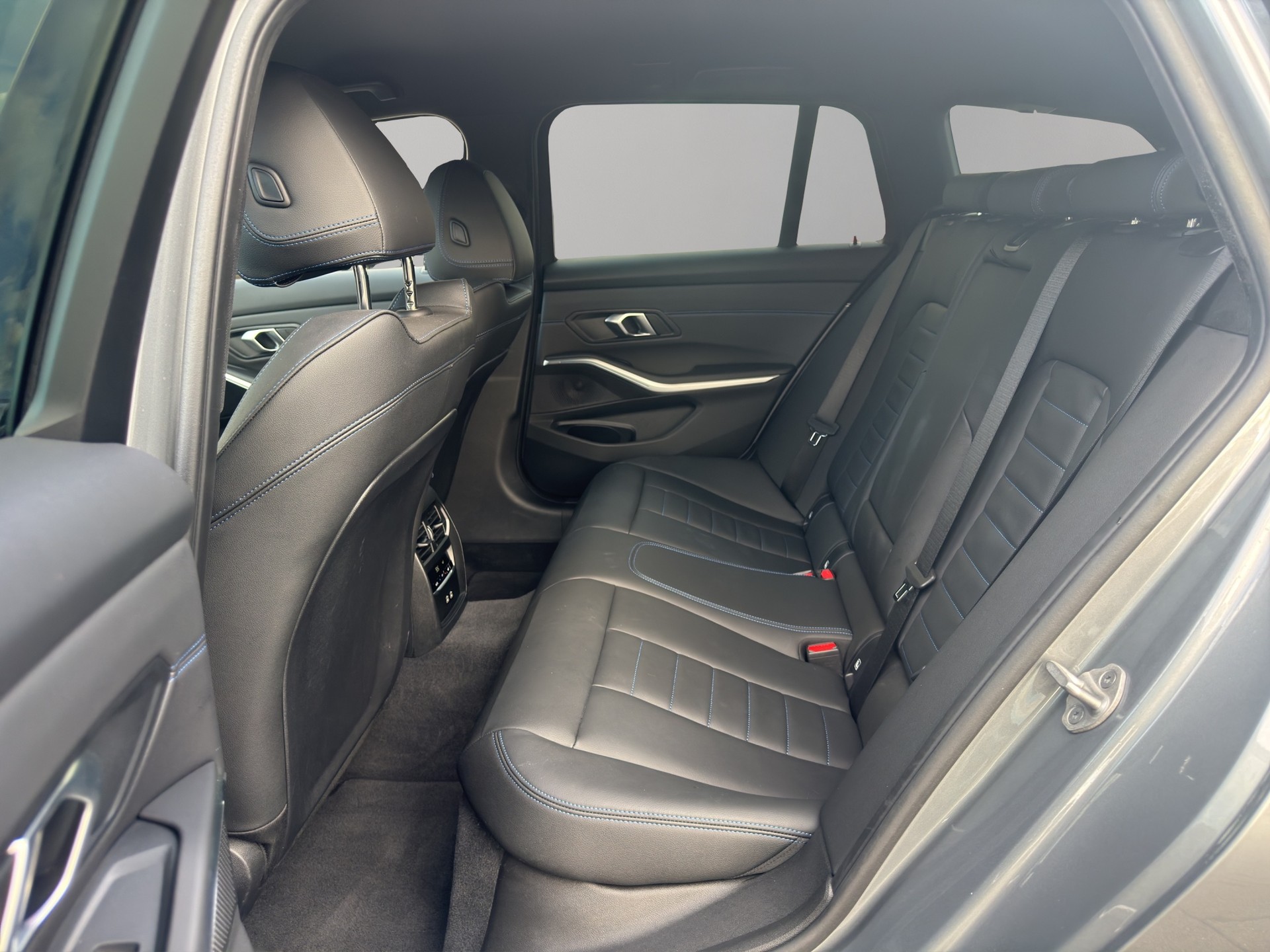 BMW 330e x DriveTouring Steptronic M Sport-image-18