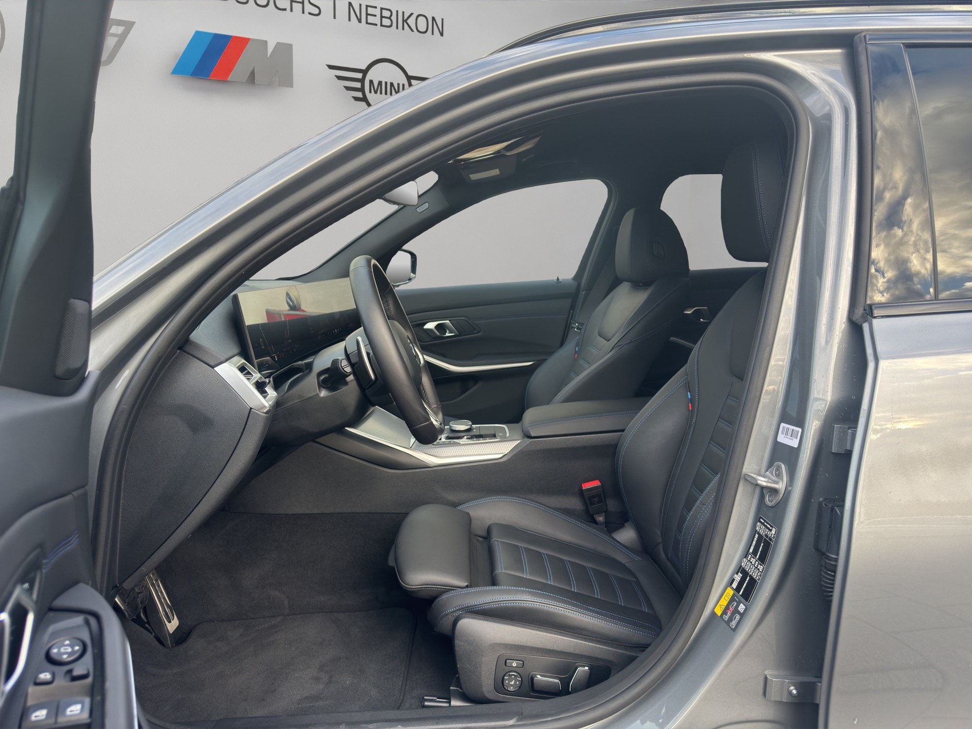 BMW 330e x DriveTouring Steptronic M Sport-image-16