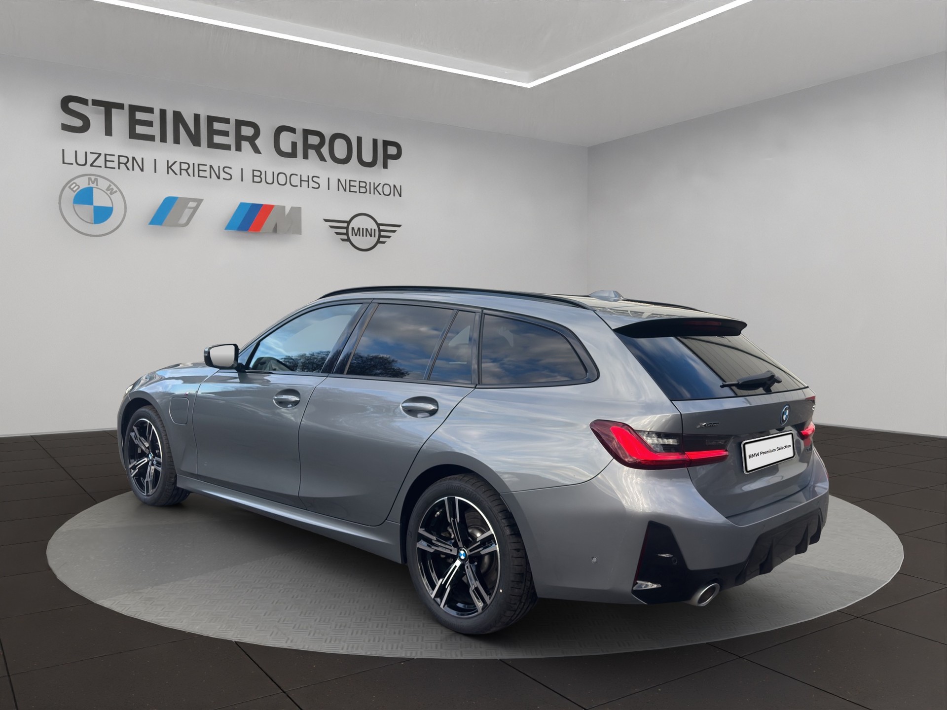BMW 330e x DriveTouring Steptronic M Sport-image-7