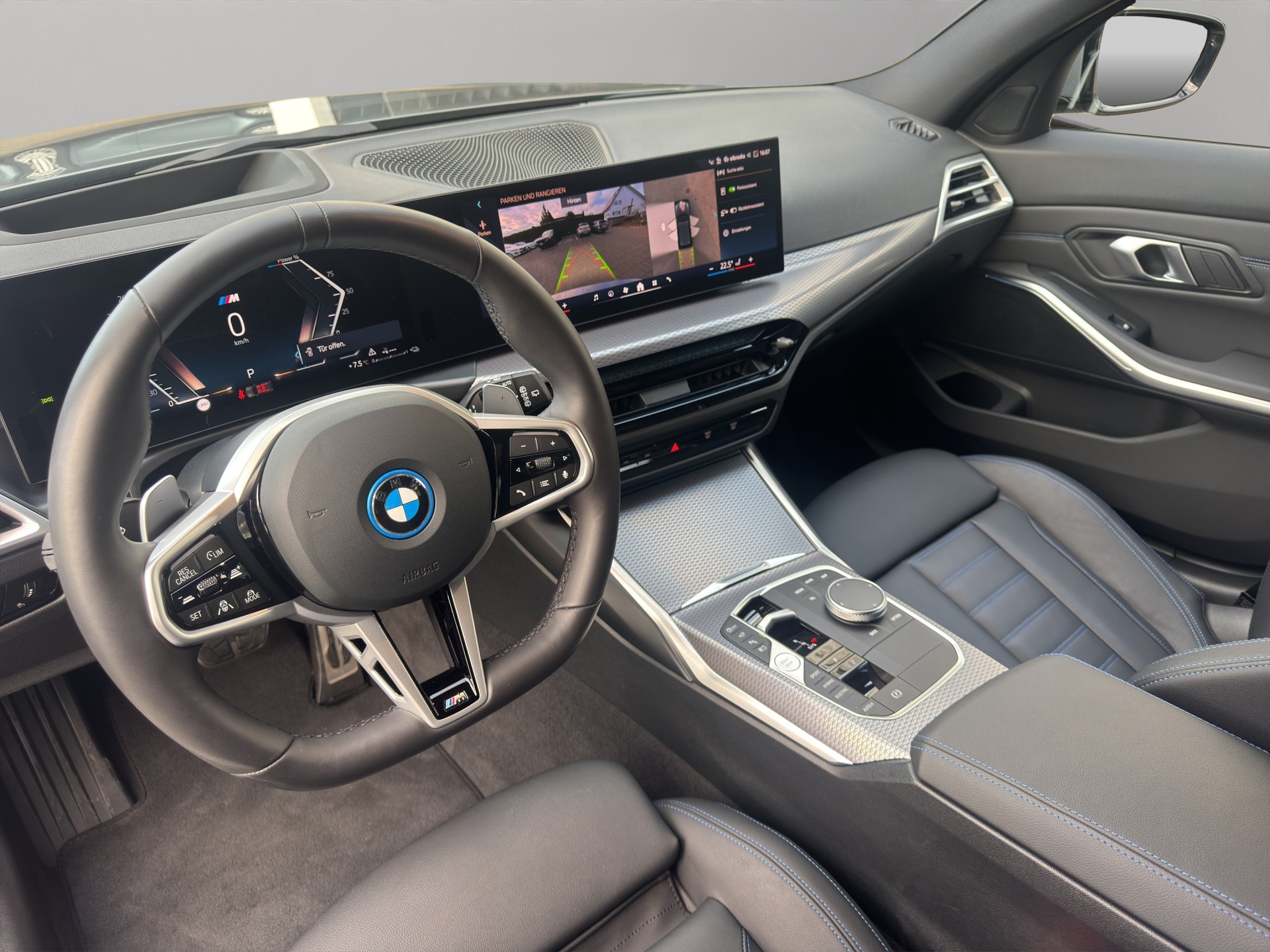 BMW 330e x DriveTouring Steptronic M Sport-image-11