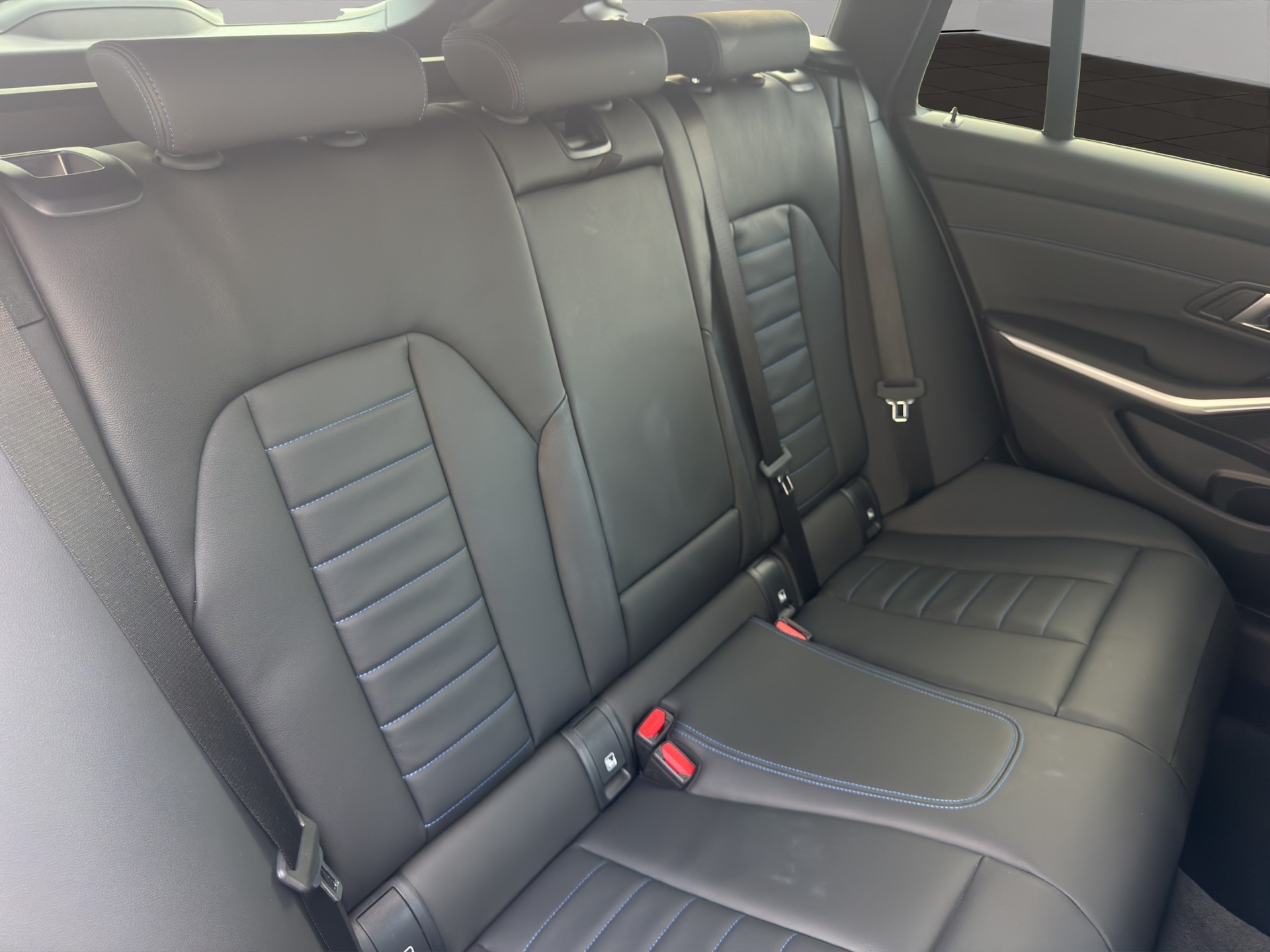 BMW 330e x DriveTouring Steptronic M Sport-image-19