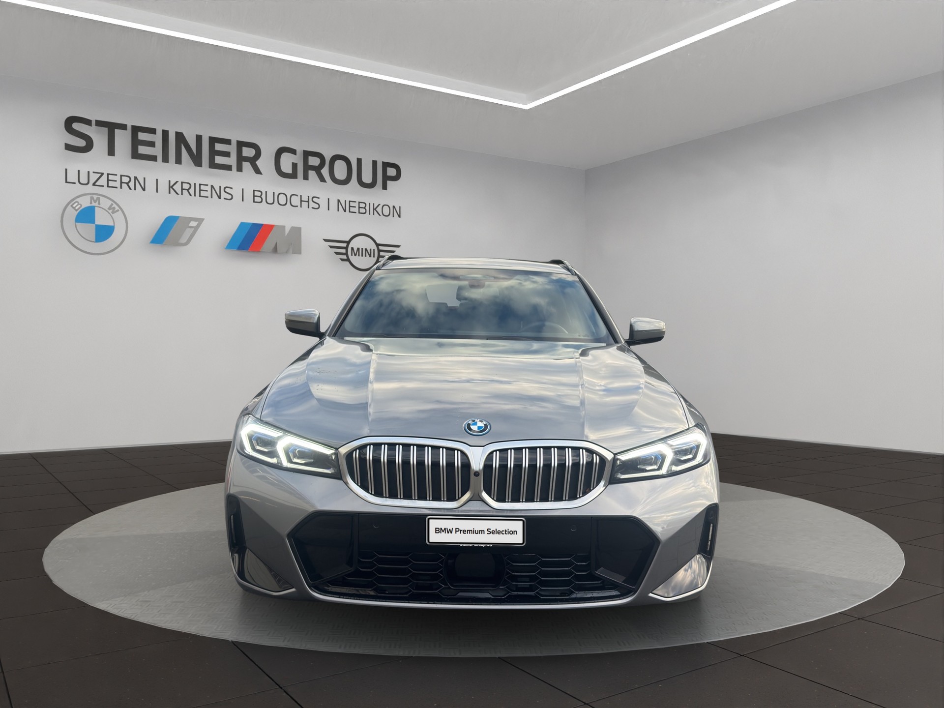 BMW 330e x DriveTouring Steptronic M Sport-image-2