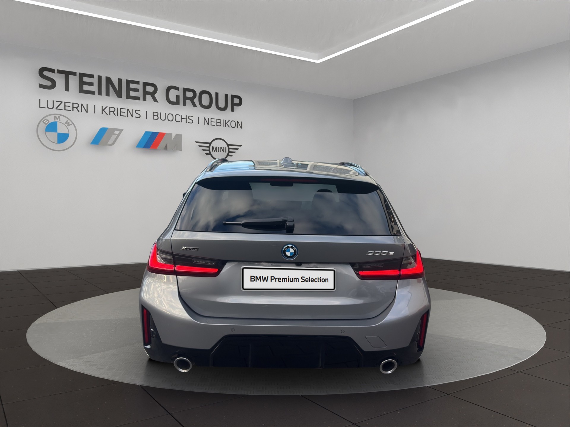 BMW 330e x DriveTouring Steptronic M Sport-image-6